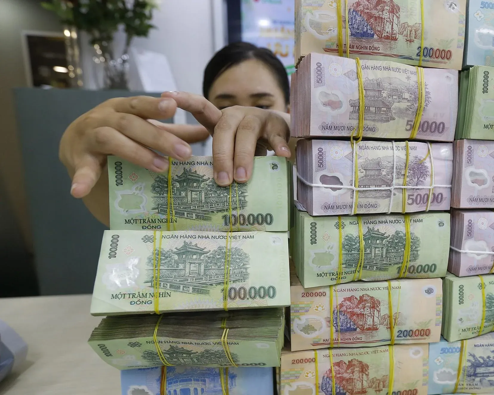 Tiền mặt tại quầy ngân hàng