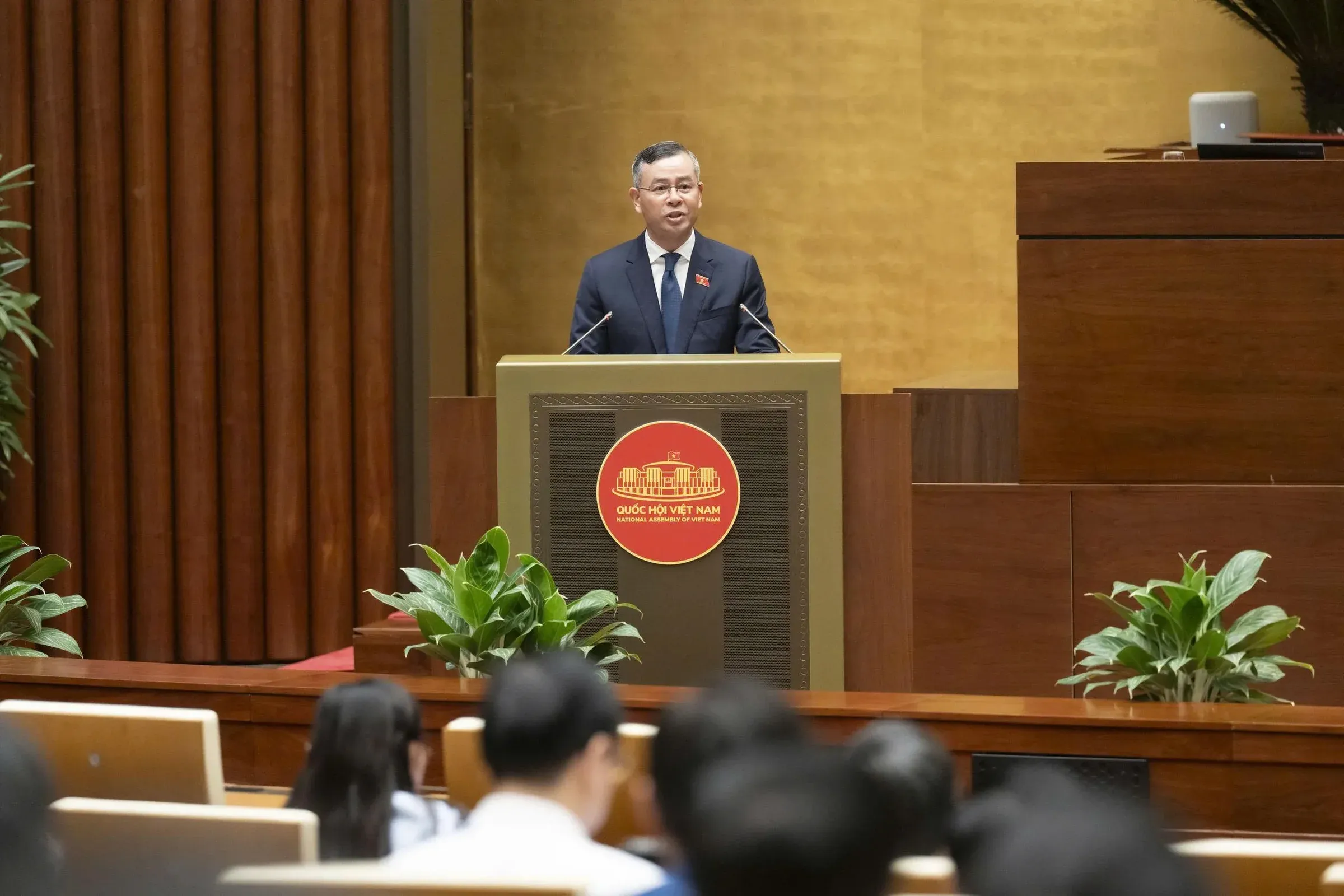 Bộ trưởng Tài chính trình báo cáo tại Quốc hội