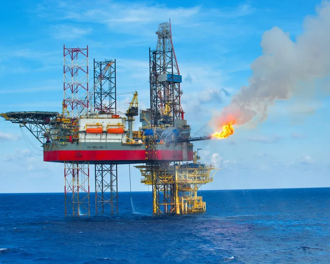 Brent về 76 USD, dầu khí tách dòng