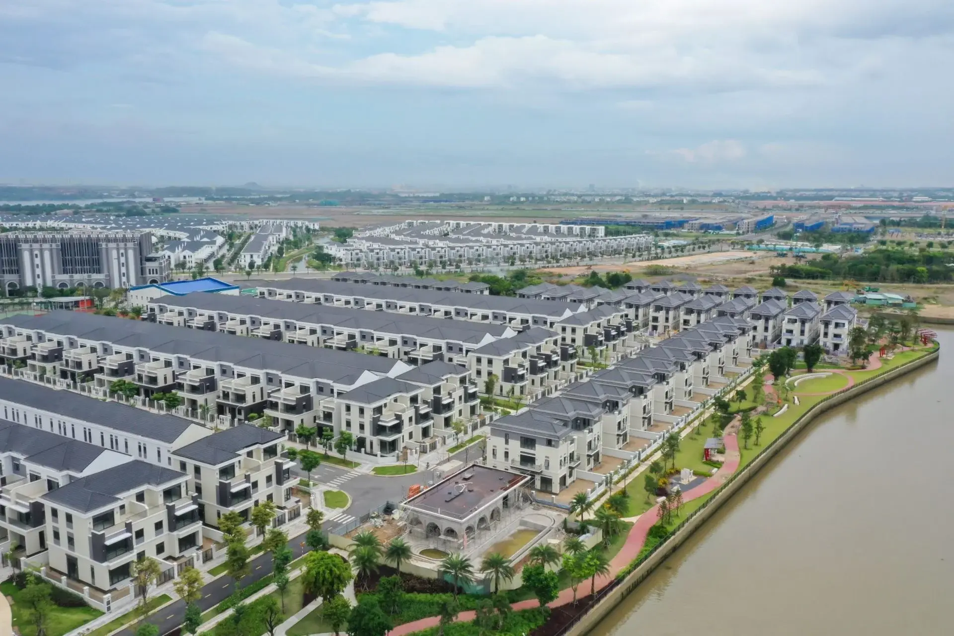 Novaland lãi 1.819 tỷ nhưng dòng tiền âm 3 năm liên tiếp — Rủi ro thực sự nằm ở đâu?