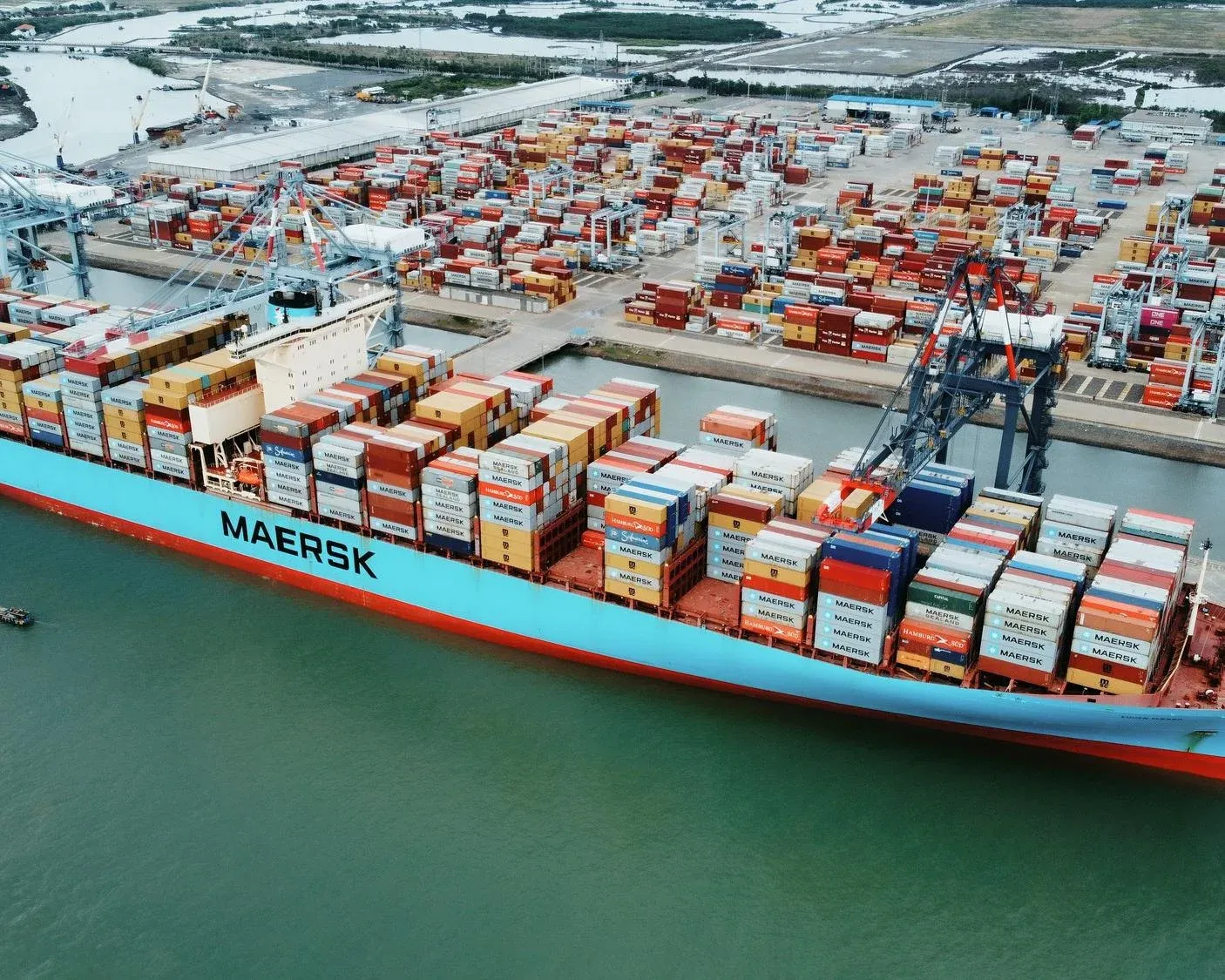 Thặng dư Trung Quốc giảm một nửa, Việt Nam hưởng lợi