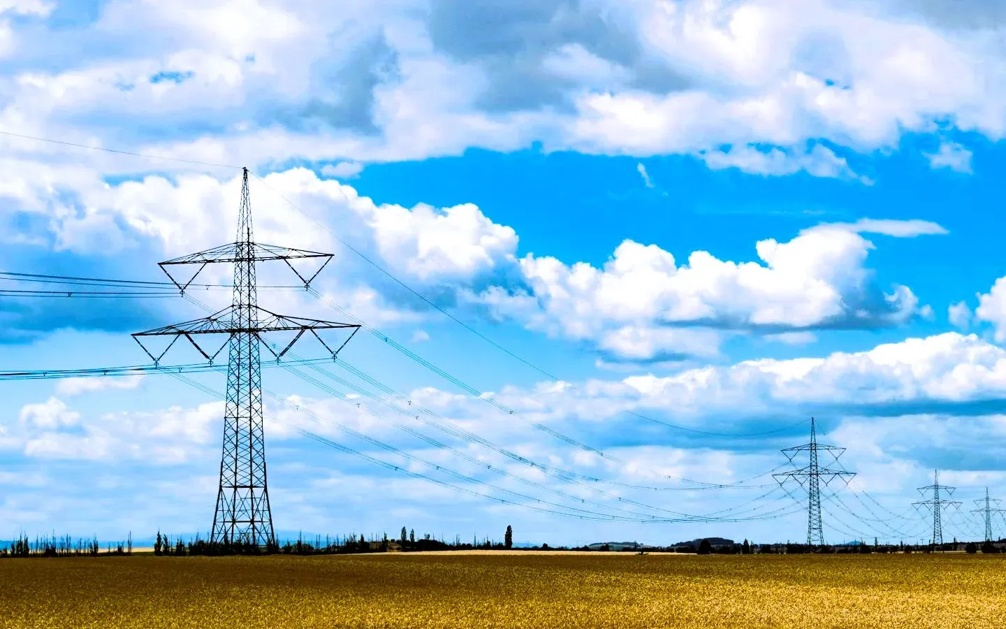 Điện phá kỷ lục từ tháng 3, ba rủi ro chờ cổ phiếu điện