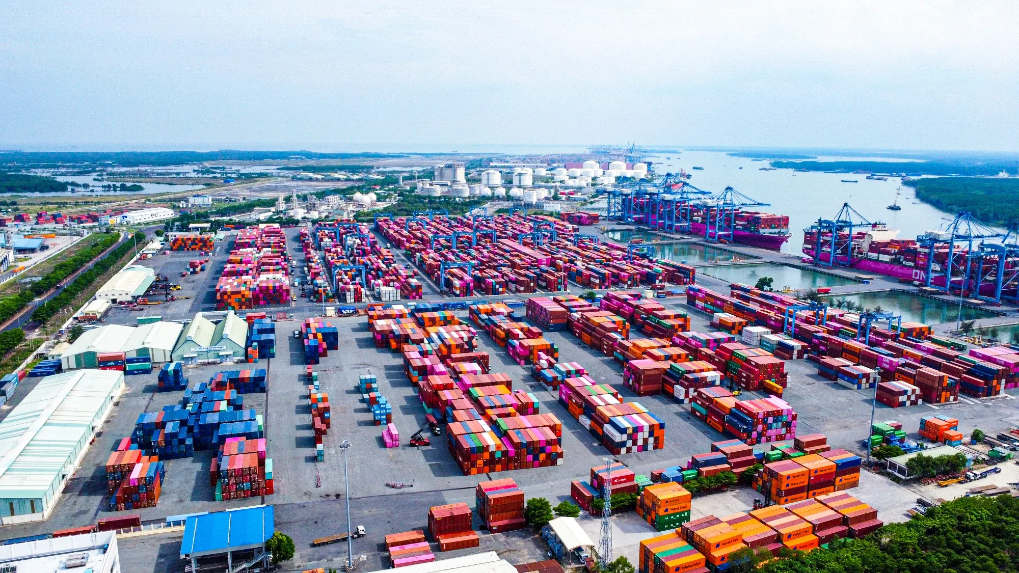 1 năm thuế quan Mỹ: Xuất khẩu phục hồi, cổ phiếu phân hóa sâu