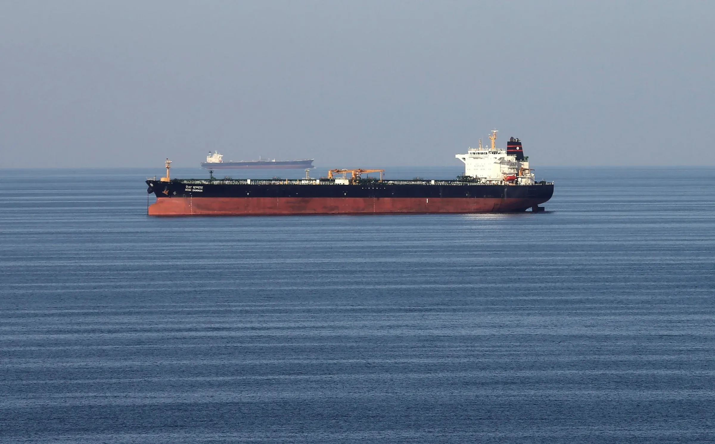 Tàu chở dầu tại eo biển Hormuz — tuyến vận tải dầu mỏ quan trọng nhất thế giới
