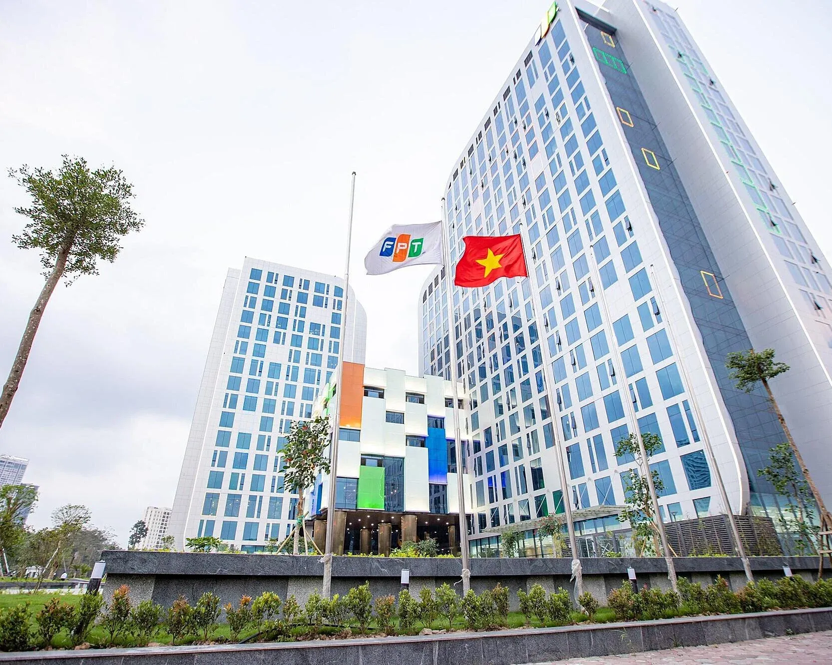 Giá FPT về đáy 2 năm, lợi nhuận vẫn tăng 16%
