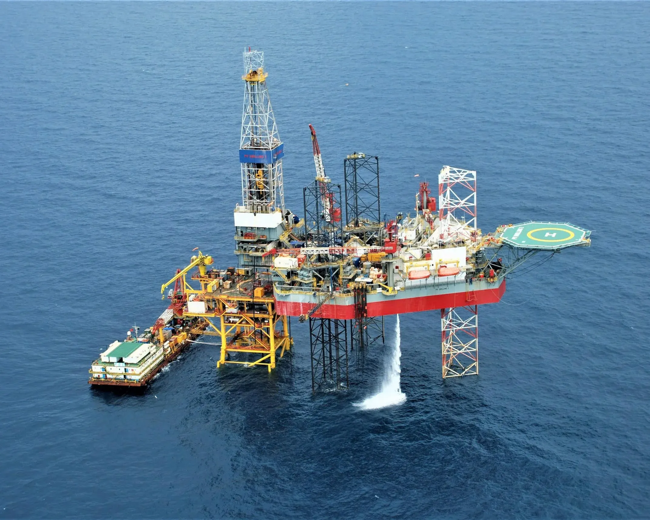 PVD giảm 30% dù Brent vượt 107 USD: Cơ chế phân kỳ