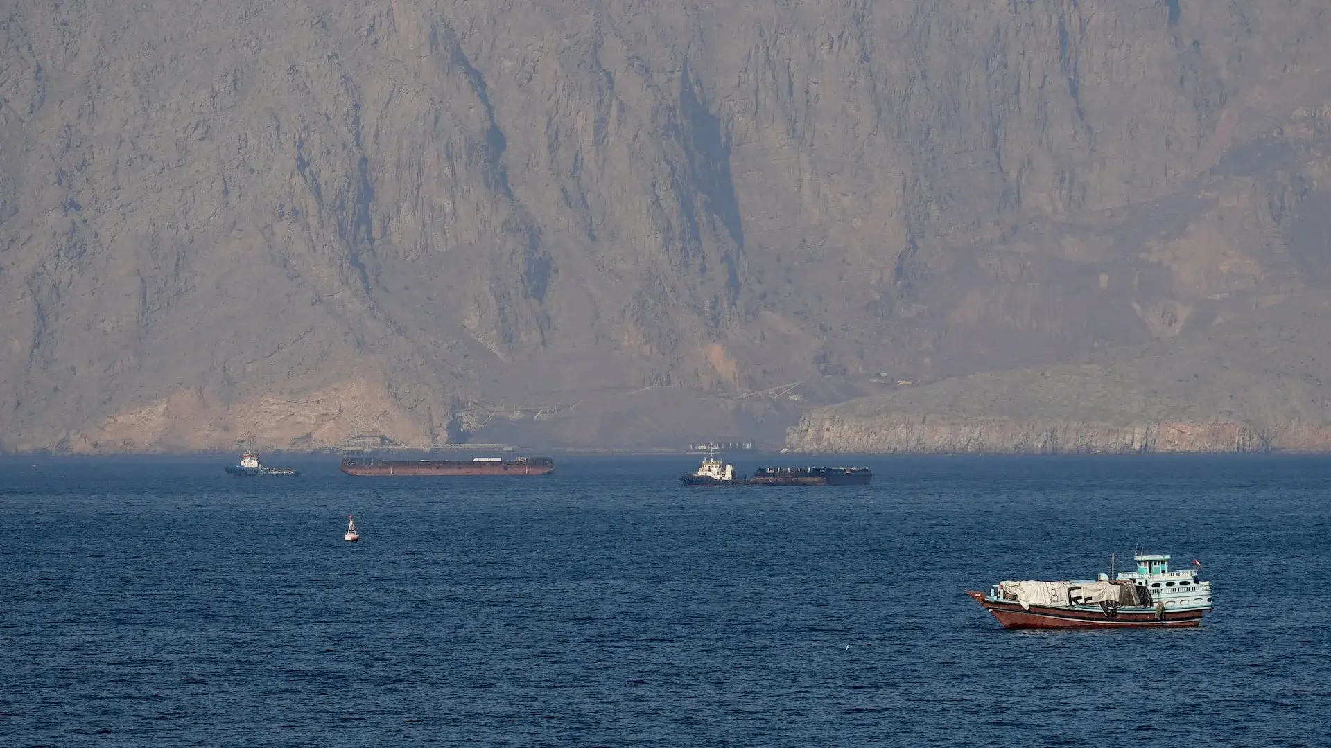 Brent +15,87%, VIX về 18,71: Phố Wall trễ nhịp Hormuz