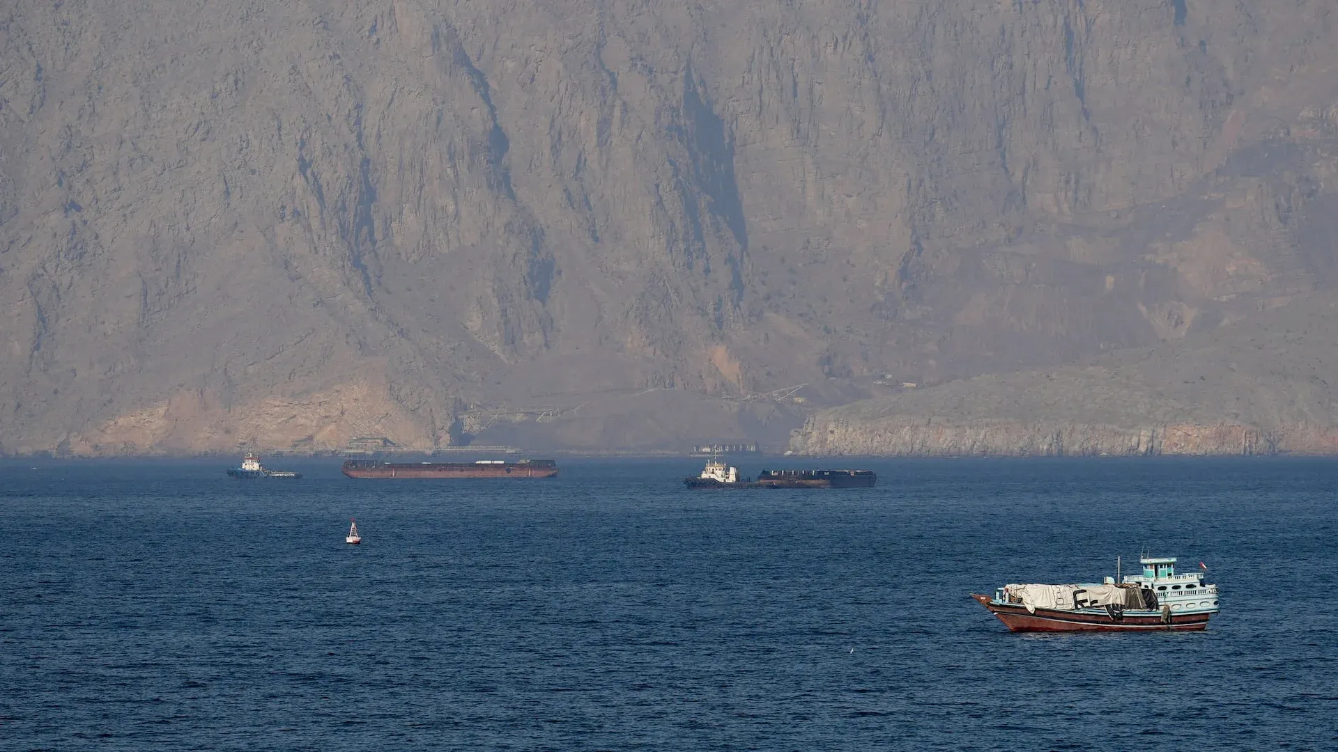 Brent +15,87%, VIX về 18,71: Phố Wall trễ nhịp Hormuz