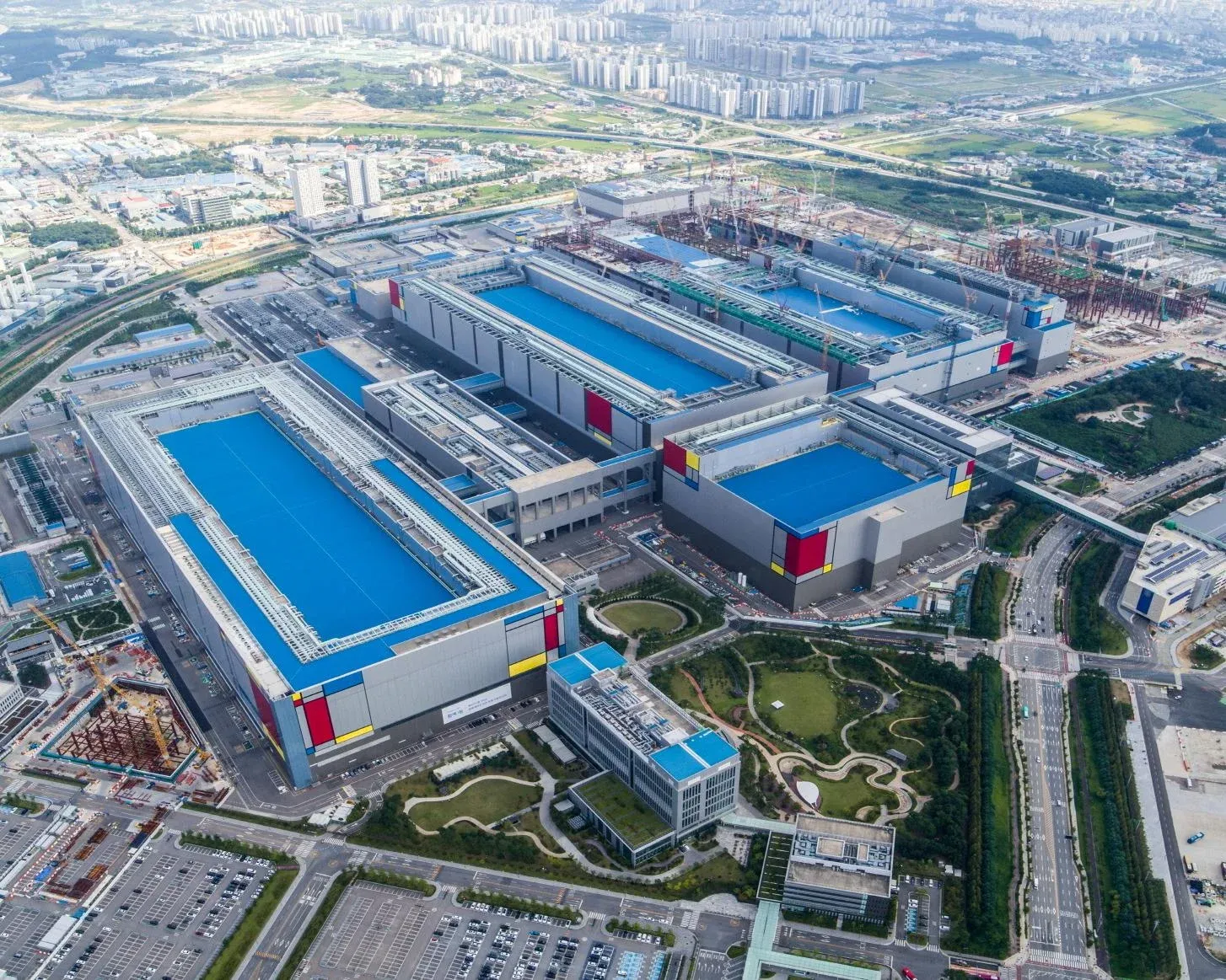 HBM4 bán hết 2026, Samsung đình công 18 ngày
