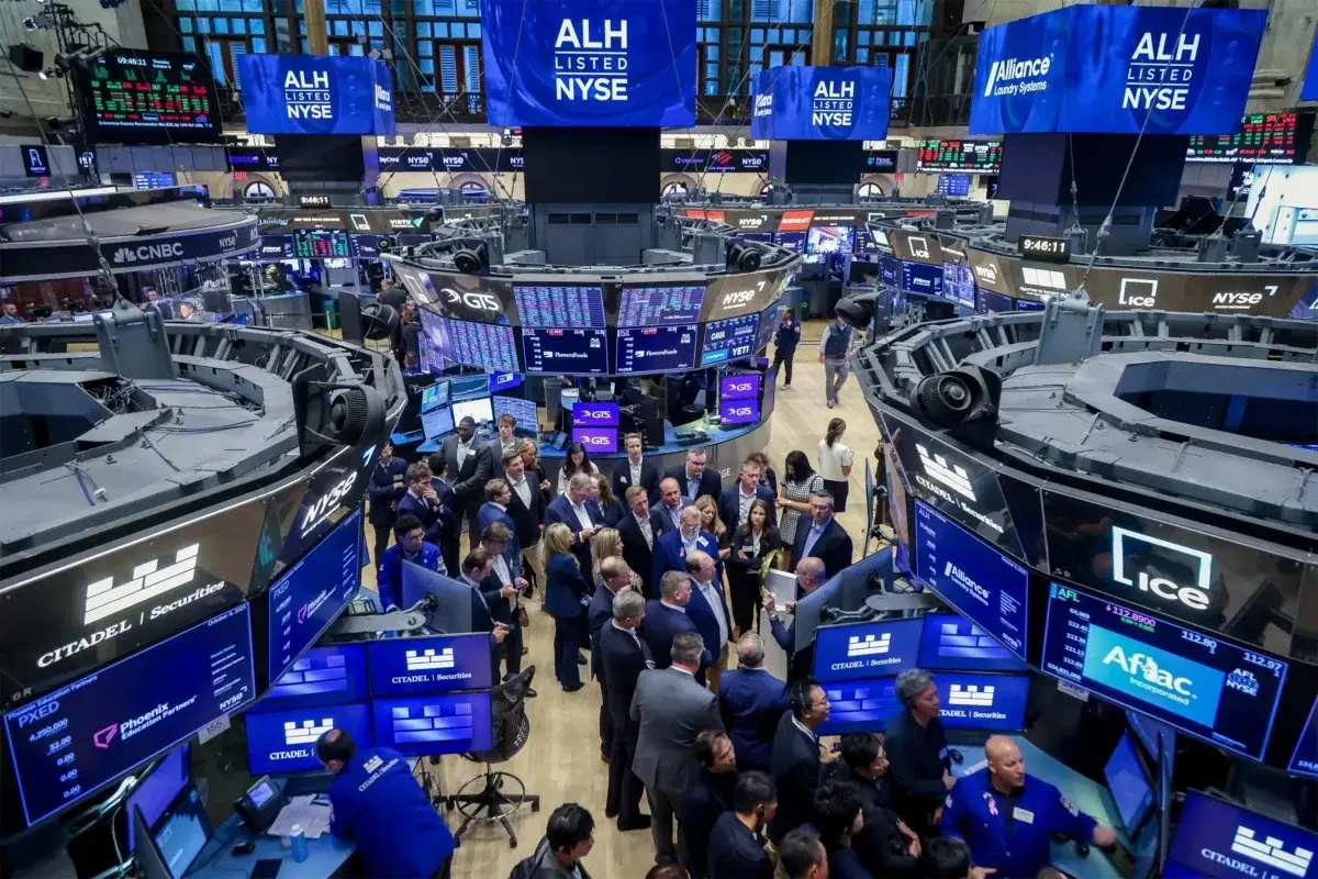 Dow lập đỉnh, Nasdaq hụt hơi: Phố Wall đổi trục