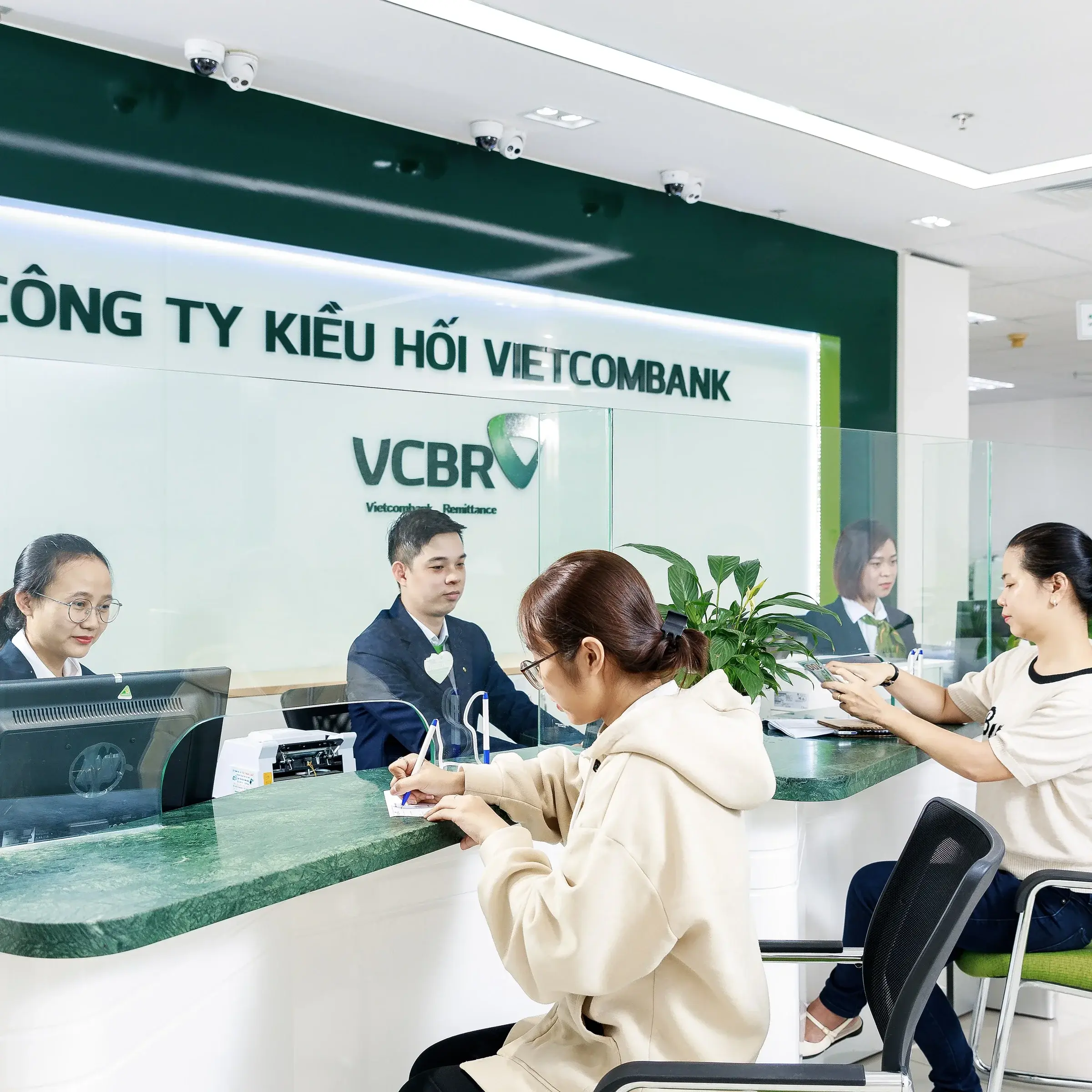 Kiều hối TP.HCM giảm 16,9%: Lớp đệm USD mỏng dần