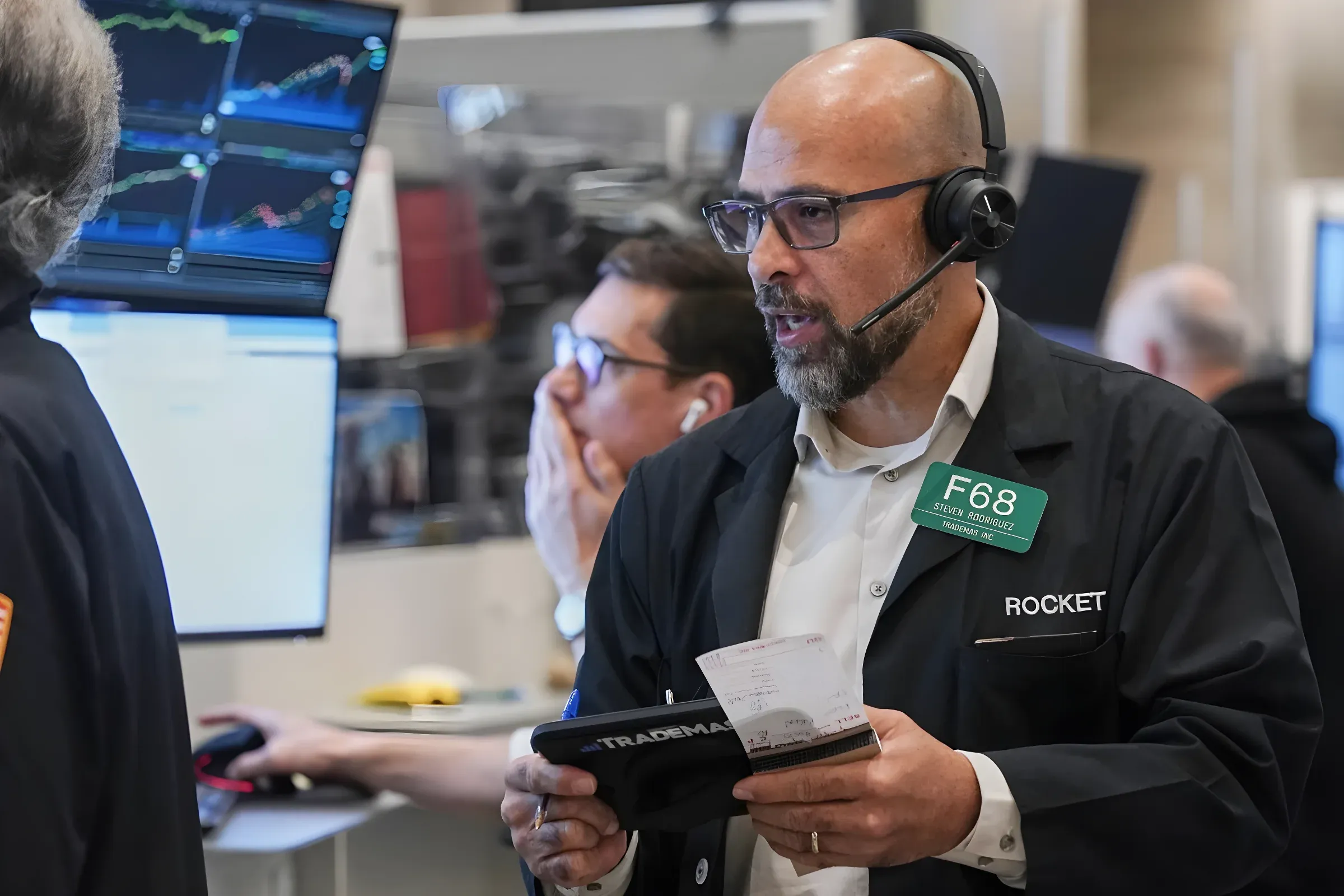 Nasdaq mất hơn 2%: Cơn sốt bán dẫn gặp phép thử mới