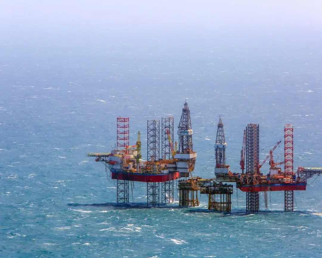 Brent lên 97 USD, cổ phiếu dầu khí vẫn phân hóa