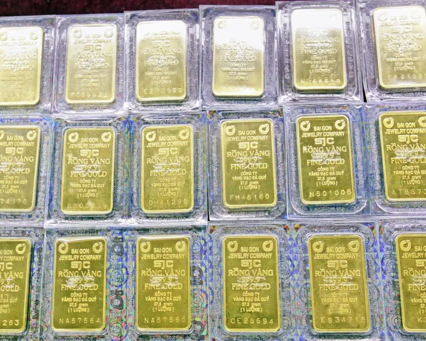 Vàng SJC 162 triệu: Bốn kênh tích sản đặt cạnh nhau