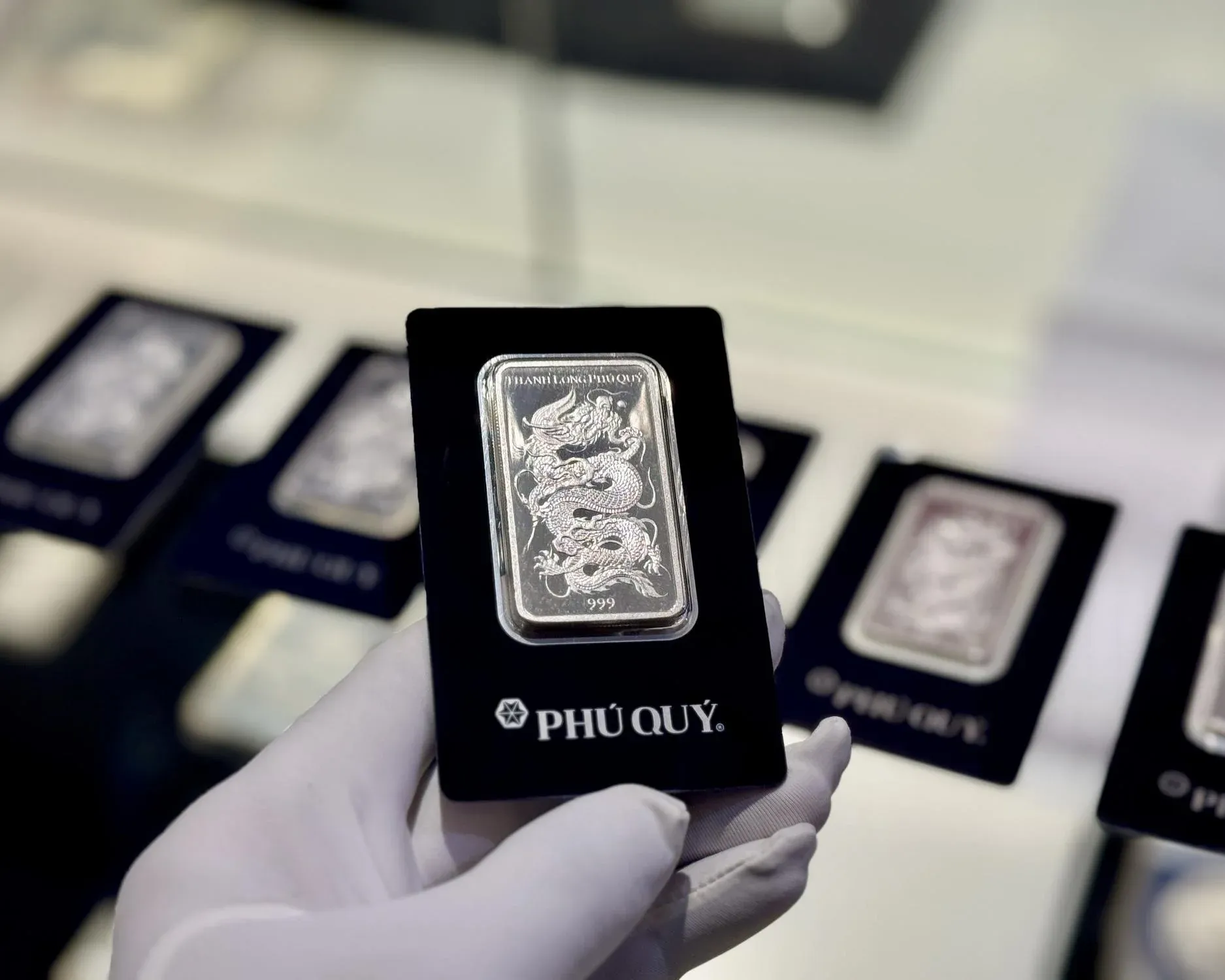 Bạc thiếu 6 năm liên tiếp, premium bạc miếng chạm 22%