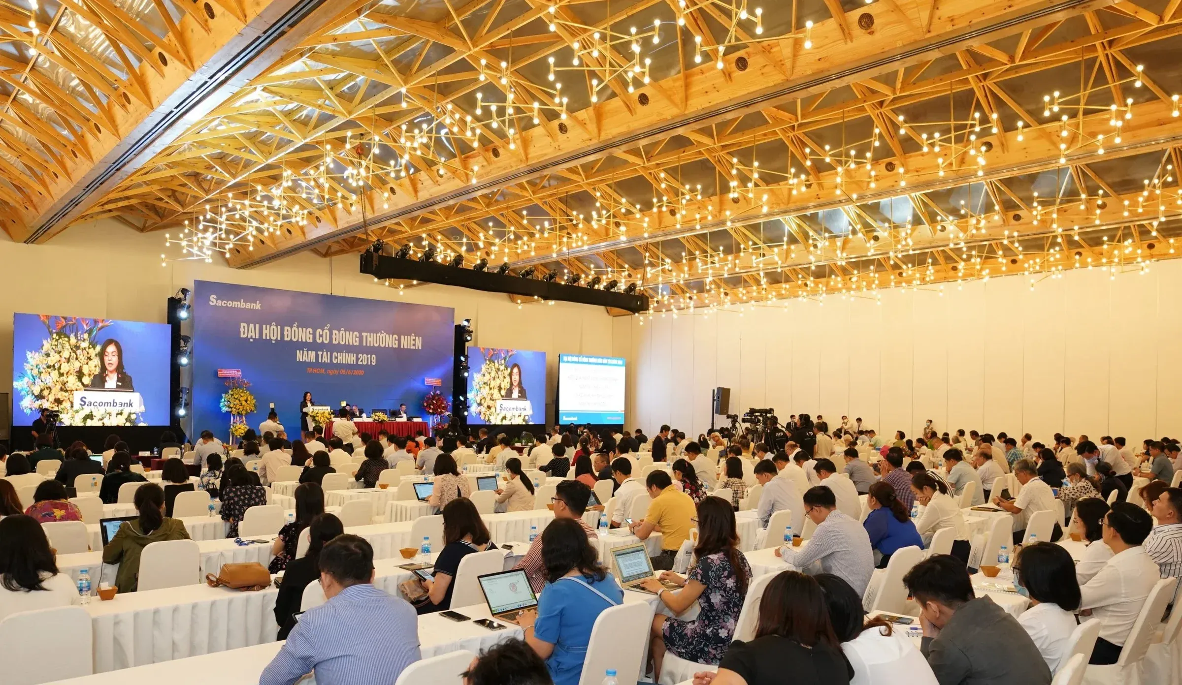 Ngân hàng đua tăng vốn mùa ĐHCĐ 2026, dòng tiền chọn LPB