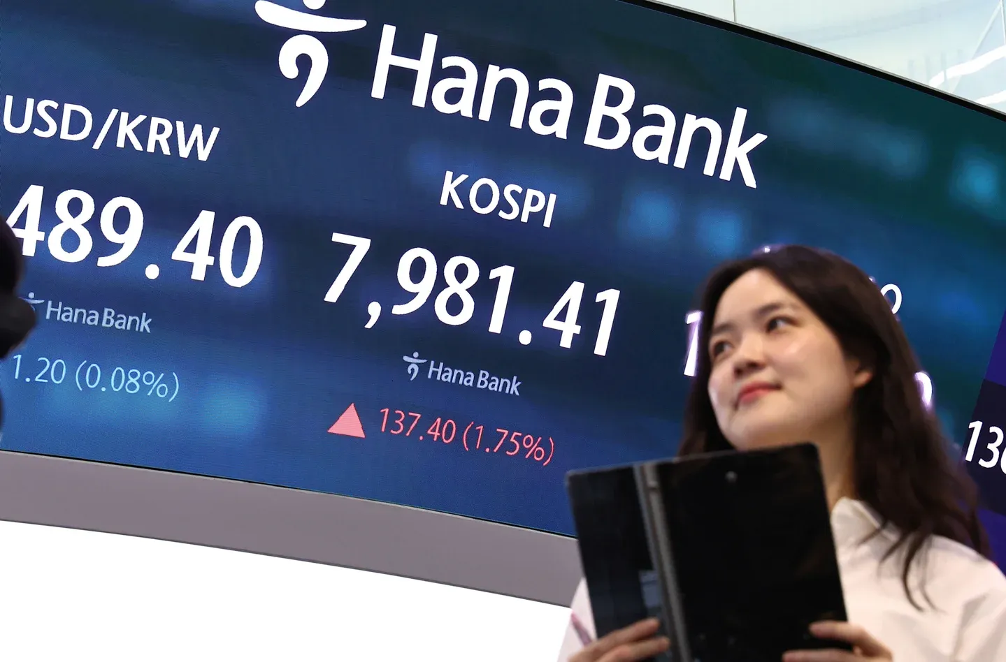 Cùng đỉnh, khác cơ chế: KOSPI 8.000 và VN-Index 1.925