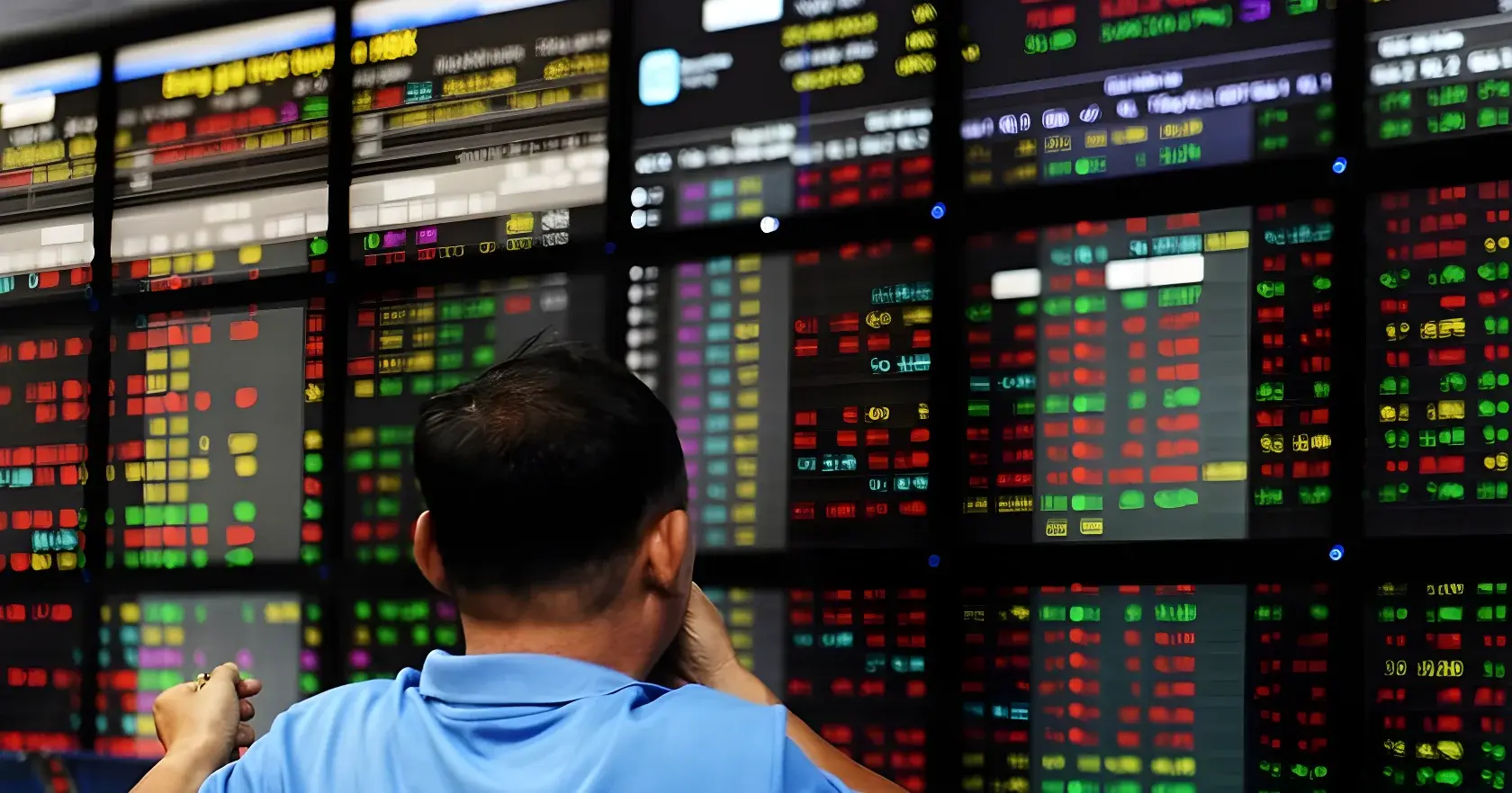 VN-Index tăng mạnh, bảng điện chưa xanh đều
