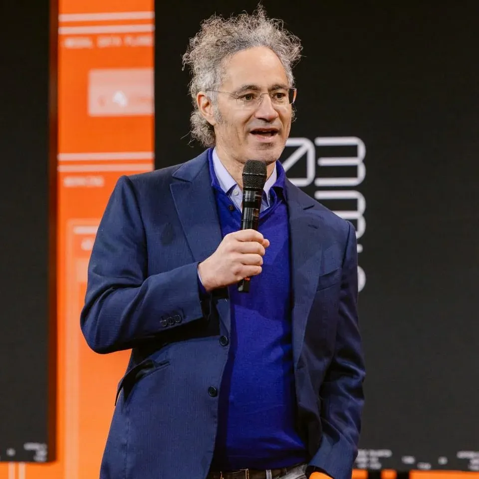 Palantir Q1/2026: Doanh thu tăng 85%, CEO gọi AI là rác