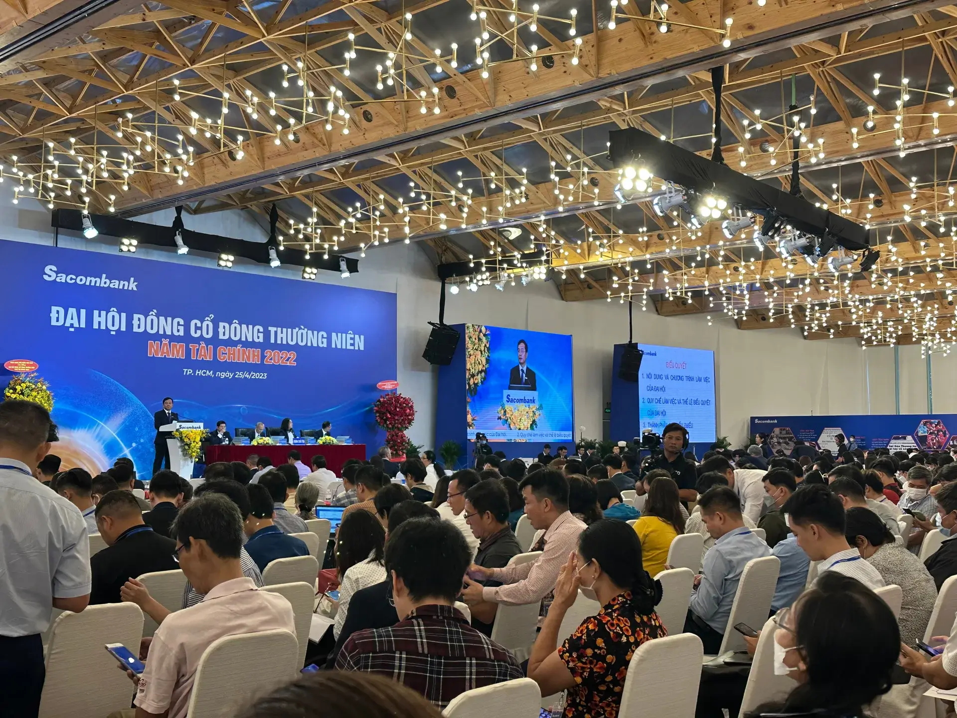 Lãnh đạo đua nhau bán cổ phiếu trước mùa ĐHCĐ 2026 — Điều báo cáo không nói