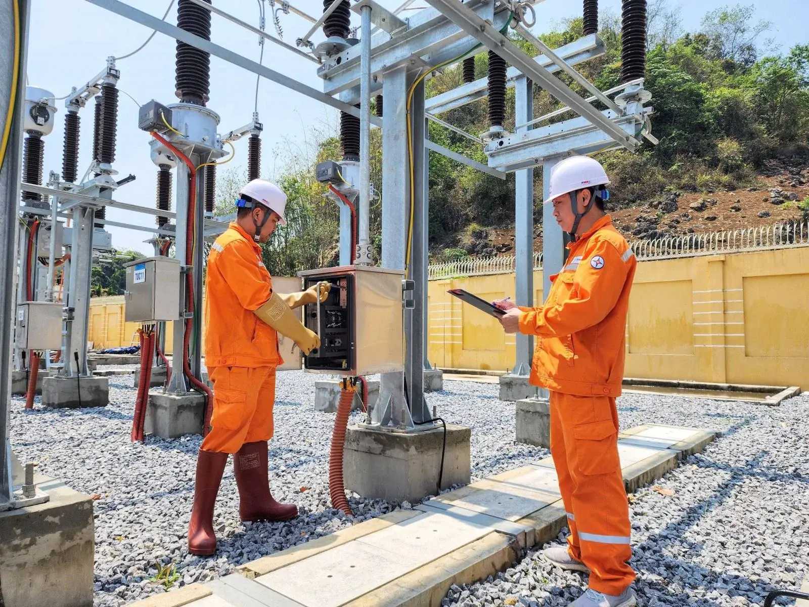 EVN hết lỗ, bài toán giá điện đổi pha