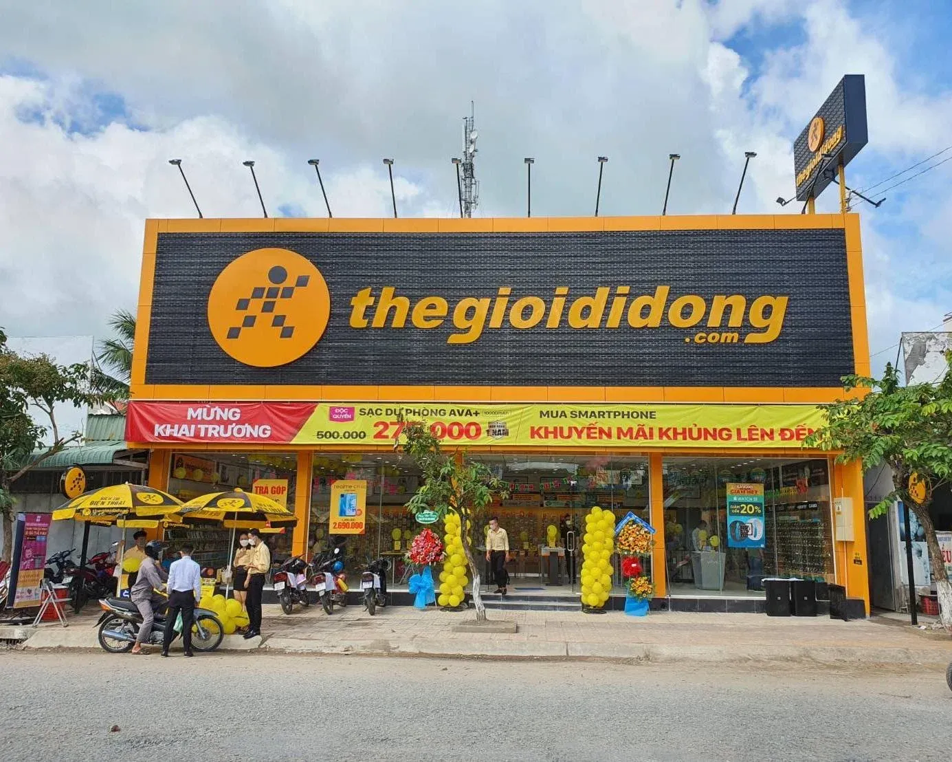 Bán lẻ +1,27% phiên 17/4: Một mình MWG gánh cả rổ