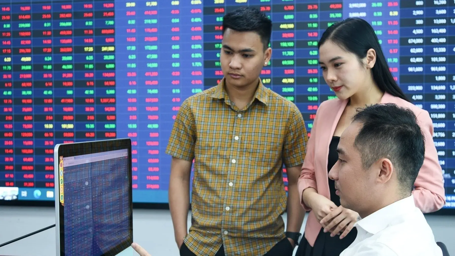 VN-Index lập đỉnh mới, VNDirect hạ mục tiêu về 1.967
