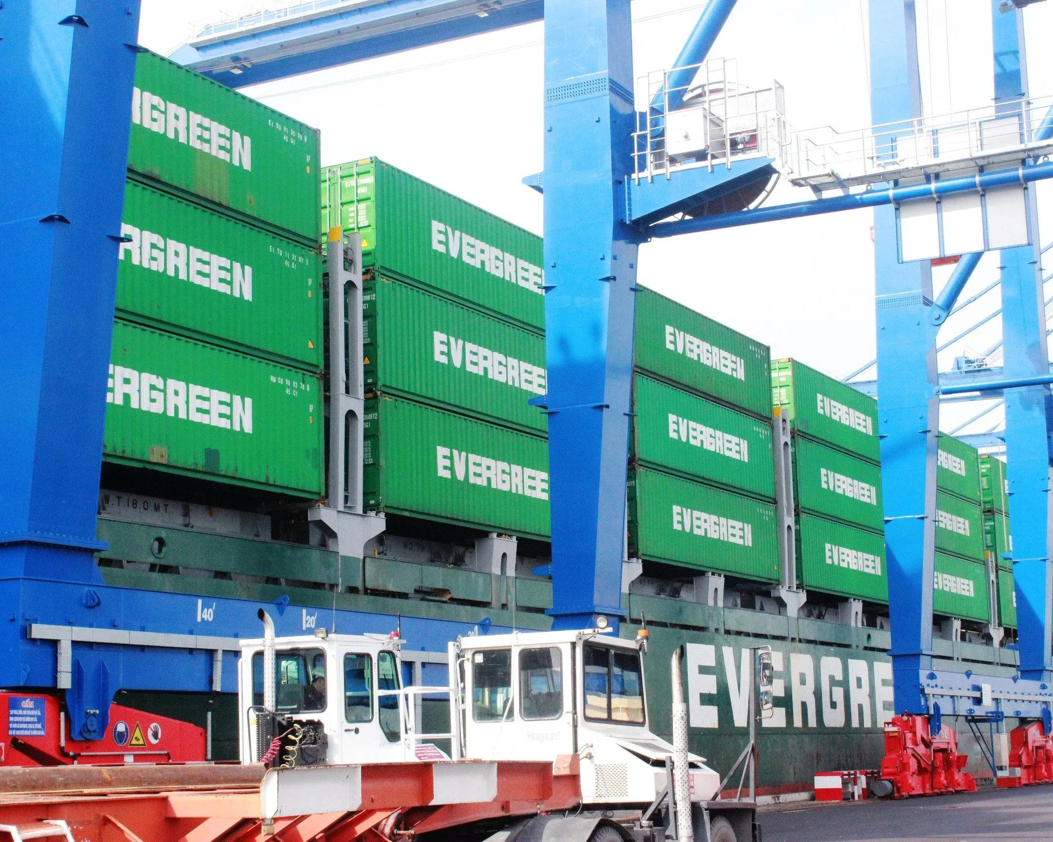 Nhập khẩu vọt gấp 4 lần xuất khẩu: Tín hiệu chu kỳ sản xuất