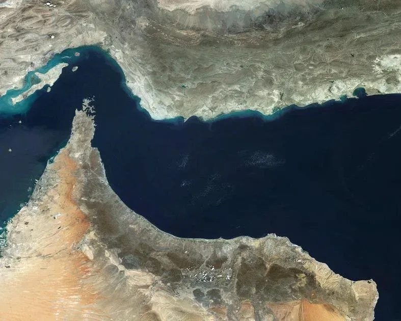 Hormuz bế tắc: Vàng đã định giá hòa bình, dầu chưa