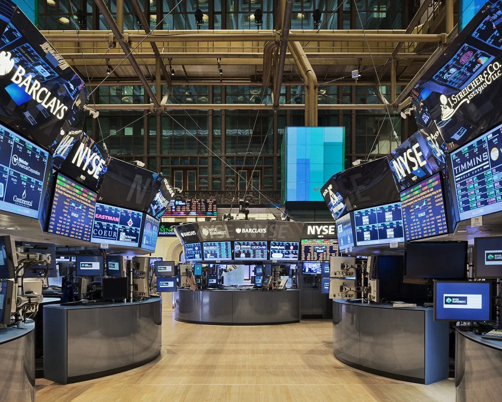 S&P 500 phá đỉnh, VN-Index vượt 1.800 nhờ 2 mã