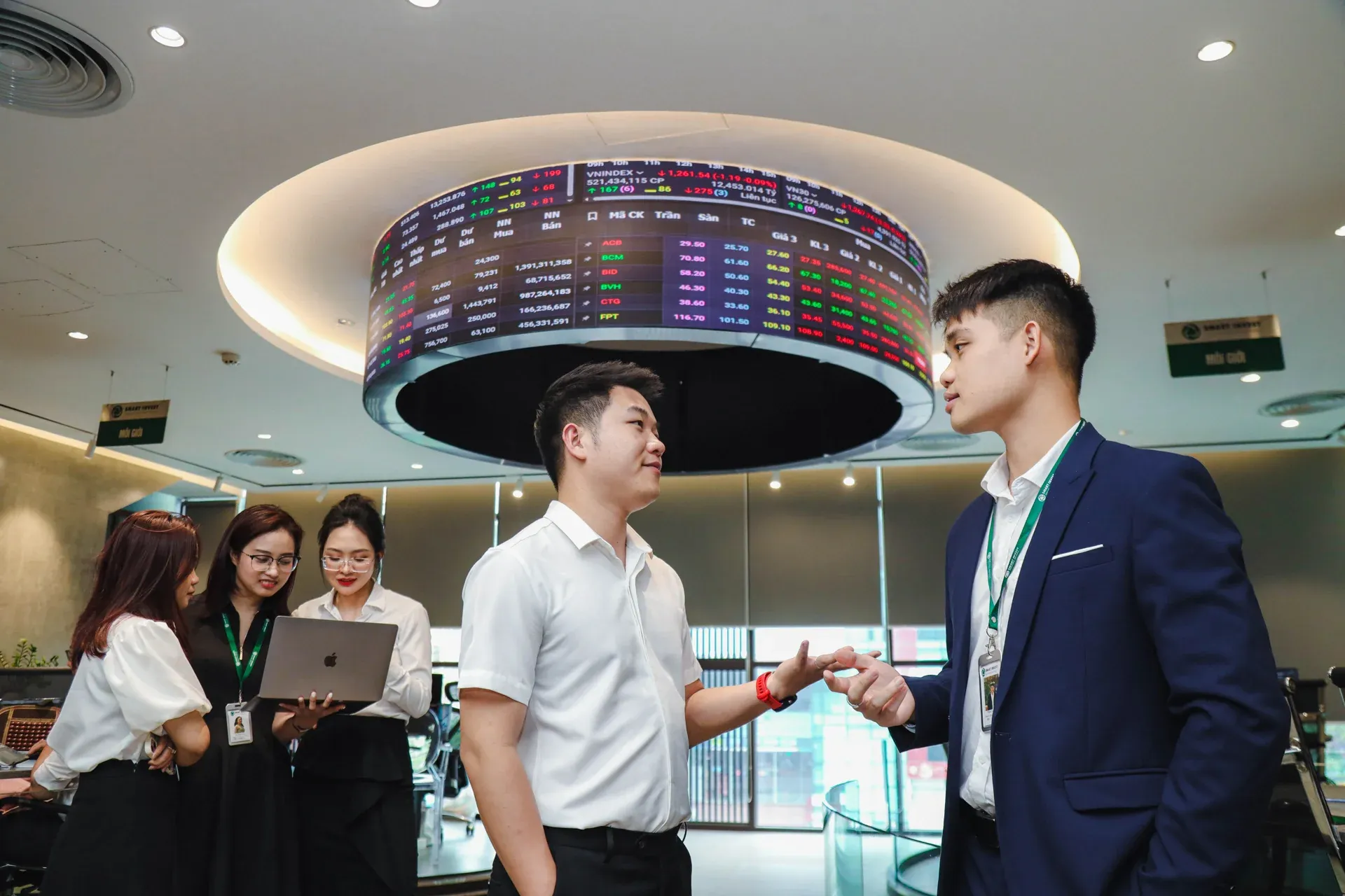 VN-Index +10,7%, vàng SJC -3,5%: bảng điểm tháng 4/2026