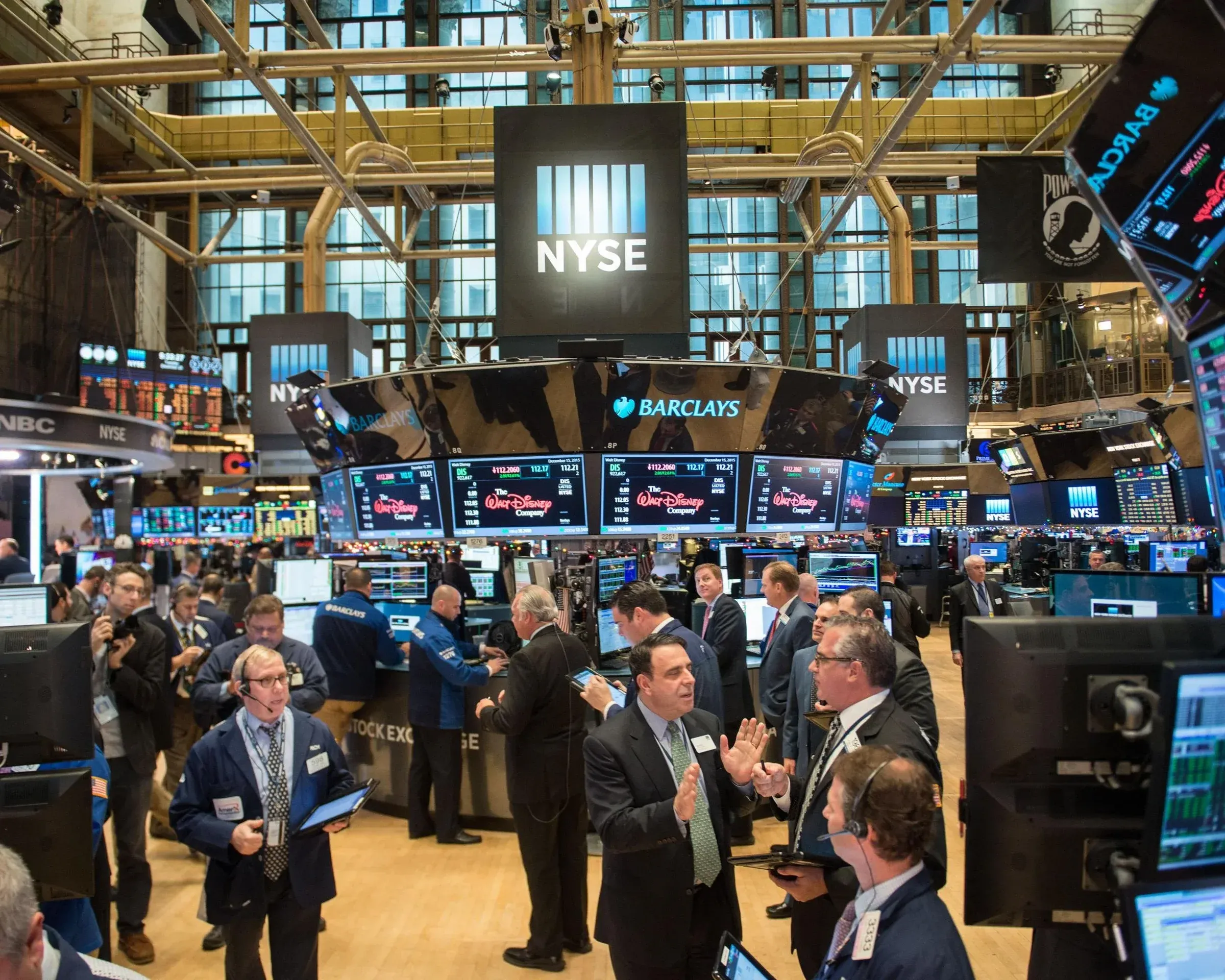 Vàng SJC giảm 3,5%, S&P 500 phá đỉnh: Tháng 4 chọn rủi ro