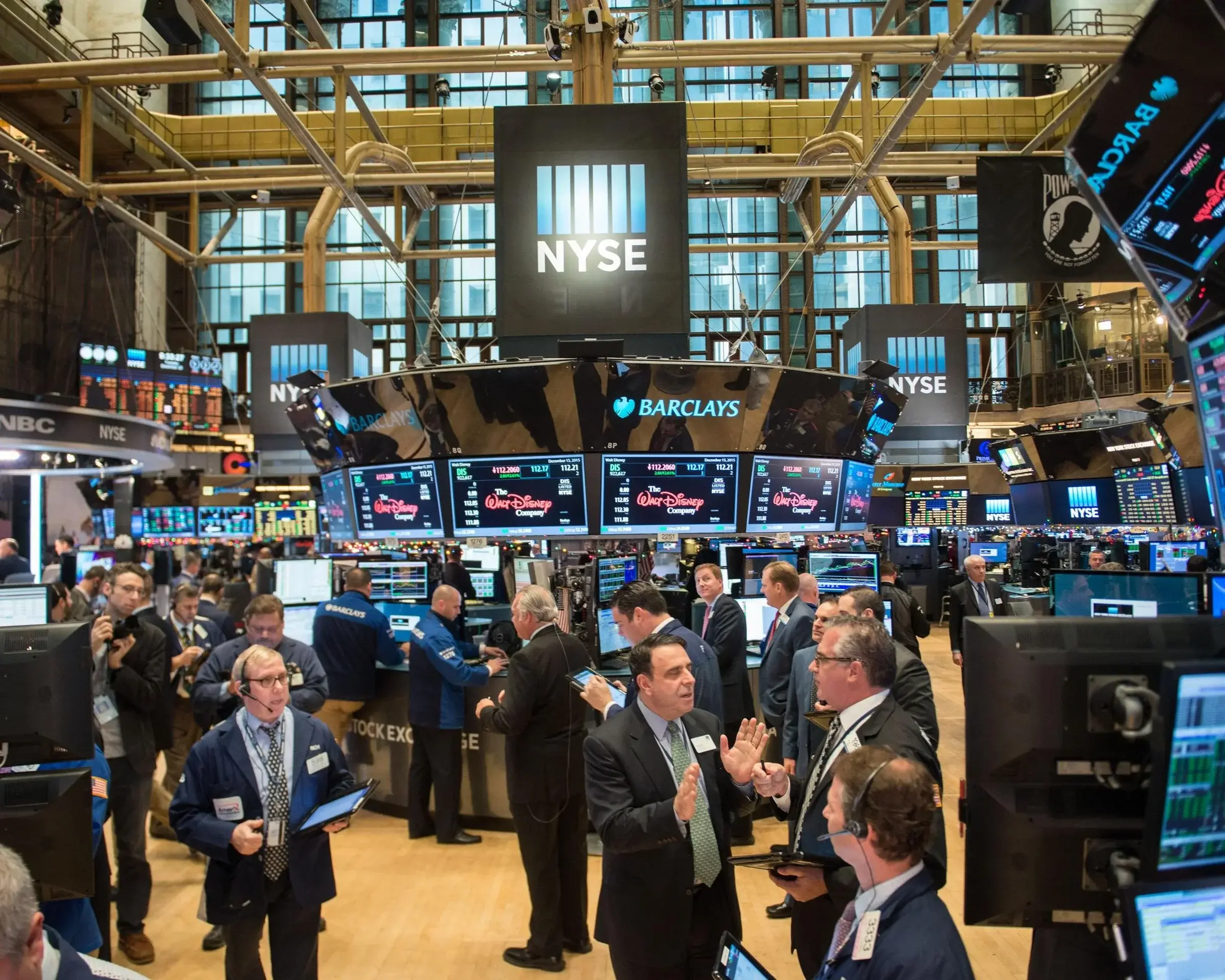 Vàng SJC giảm 3,5%, S&P 500 phá đỉnh: Tháng 4 chọn rủi ro