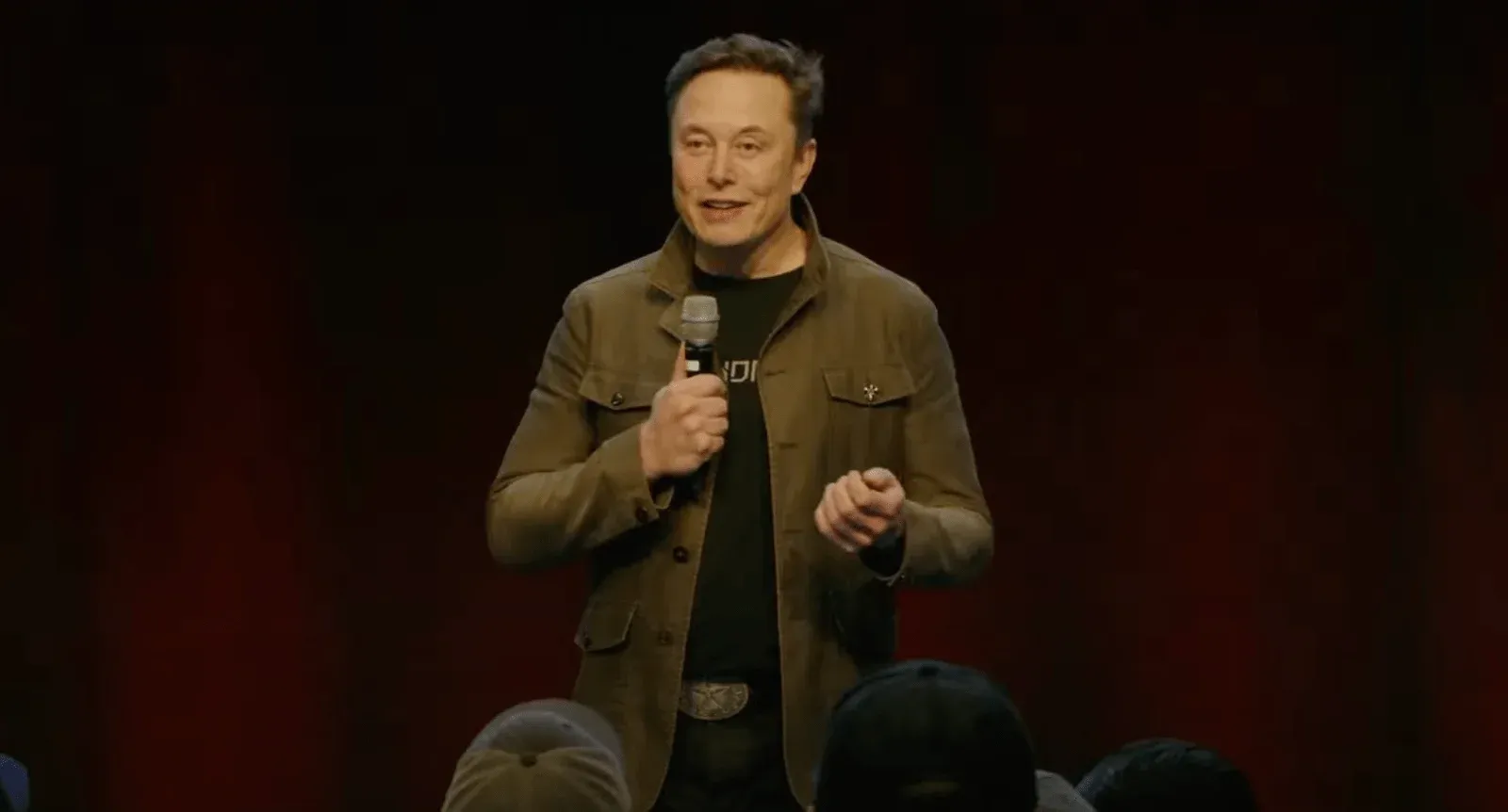 Elon Musk phát biểu tại sự kiện Tesla