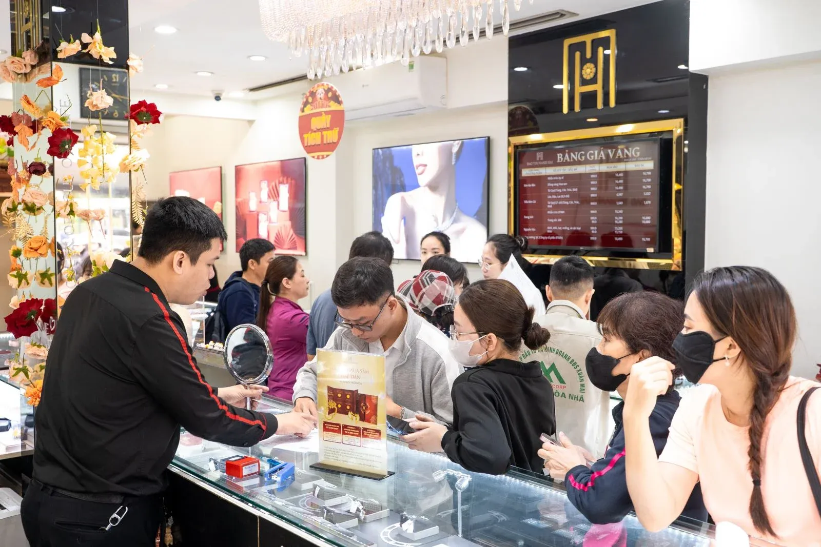 Giao dịch vàng miếng tại cửa hàng