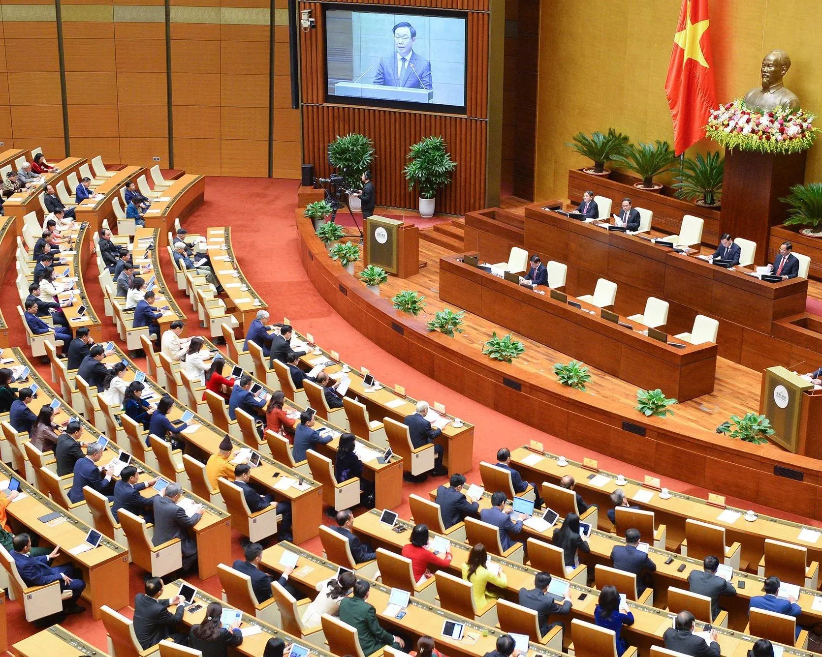 Hội trường Quốc hội trong phiên thảo luận kỳ họp thứ nhất khóa XVI