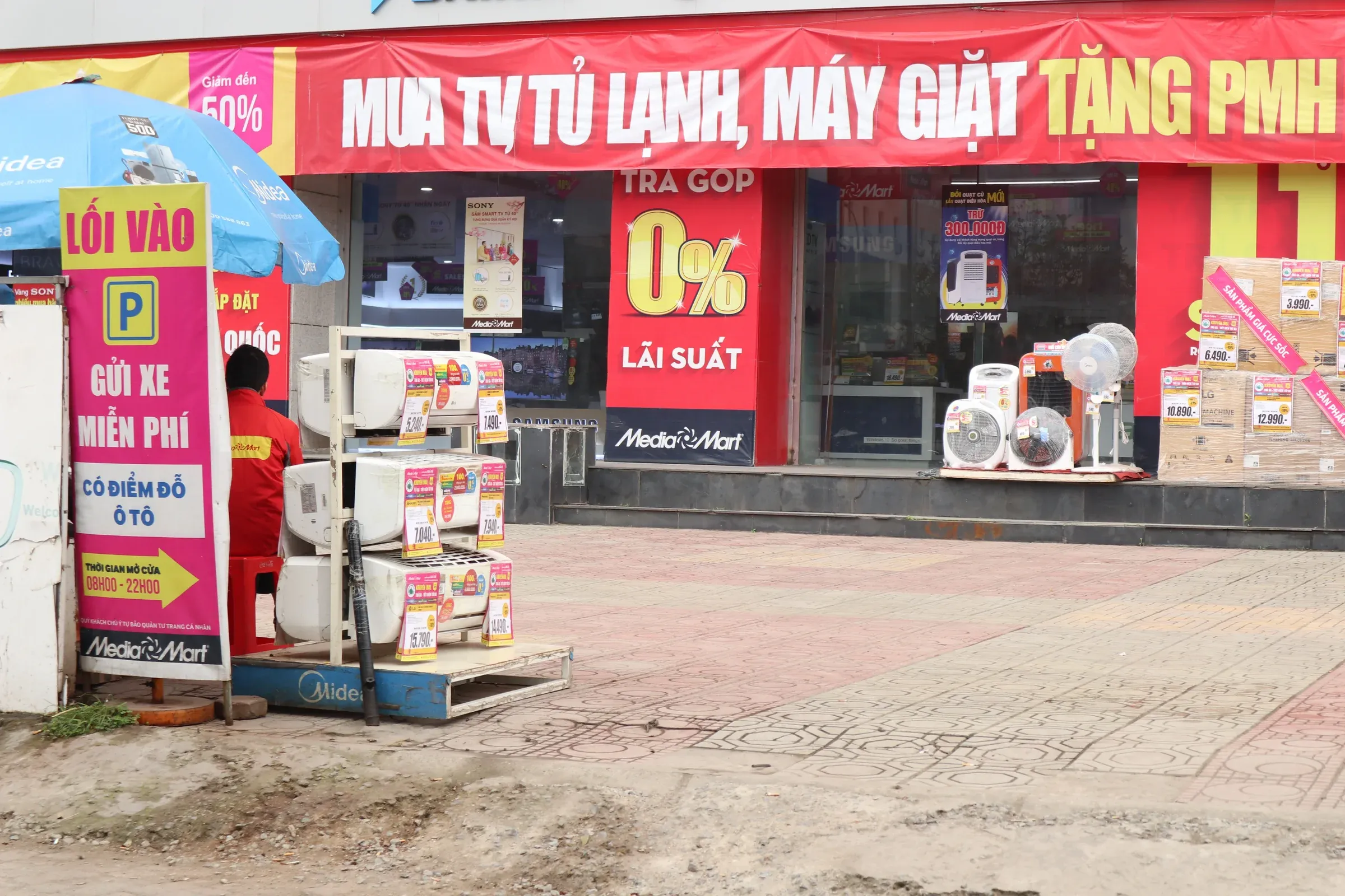 Khách hàng trao đổi về vay trả góp tại điểm bán lẻ