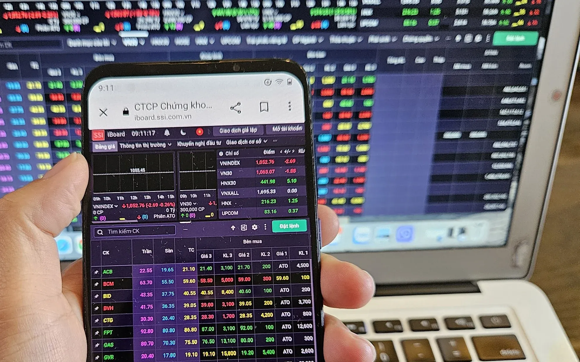 Nhà đầu tư theo dõi bảng điện tử chứng khoán