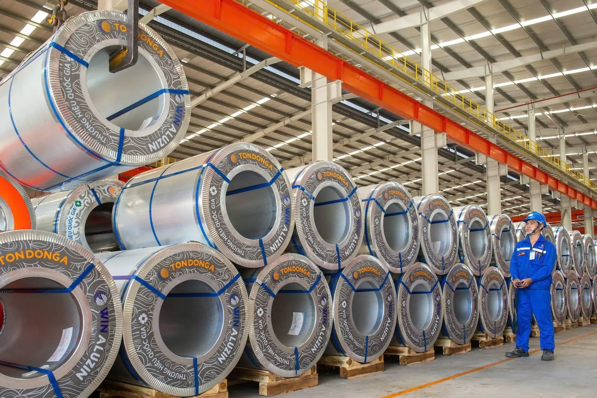 Nhà máy tôn mạ với dây chuyền sản xuất và cuộn tôn thành phẩm