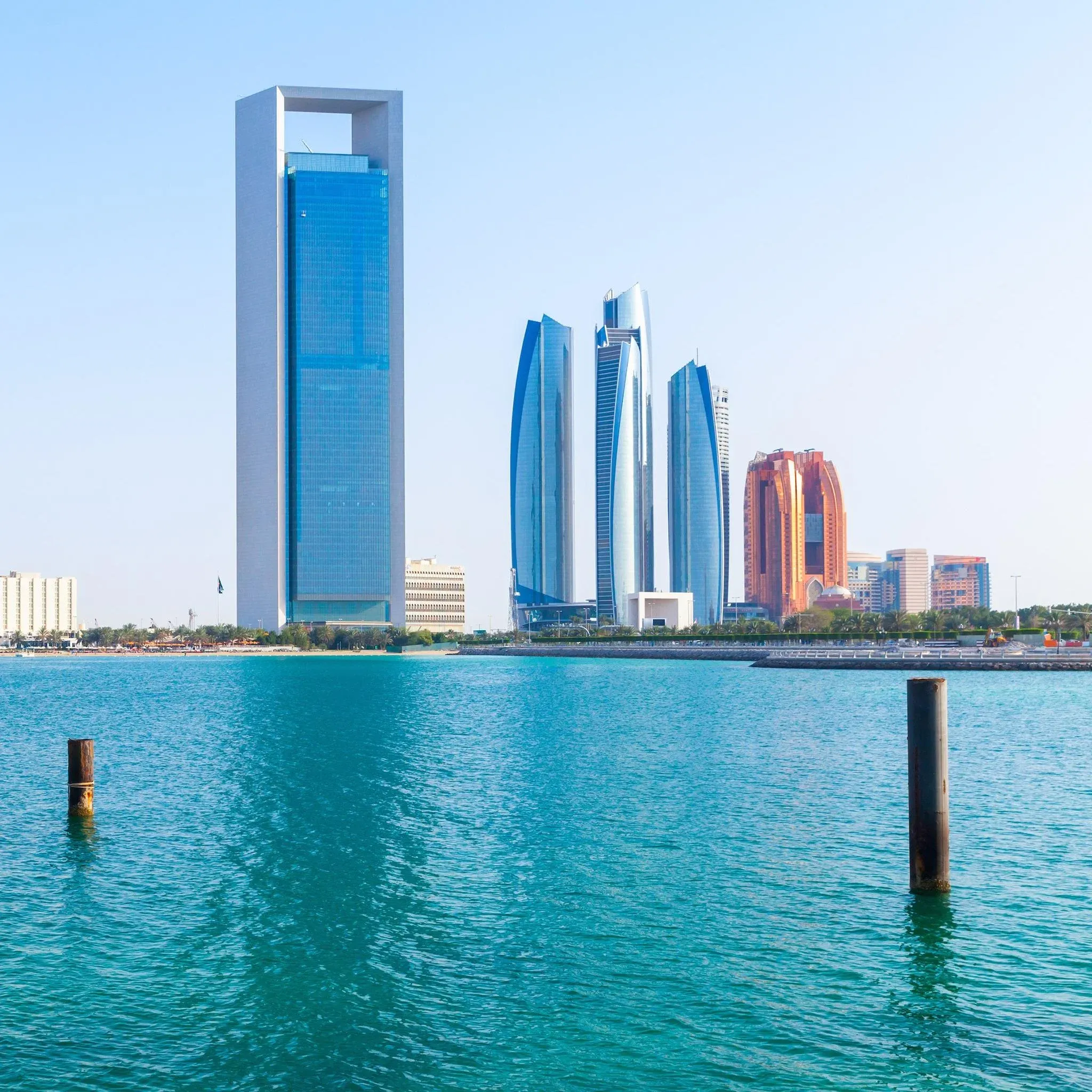 Đường chân trời Abu Dhabi với tòa tháp ADNOC — biểu tượng UAE bước ra khỏi OPEC để tự quyết sản lượng
