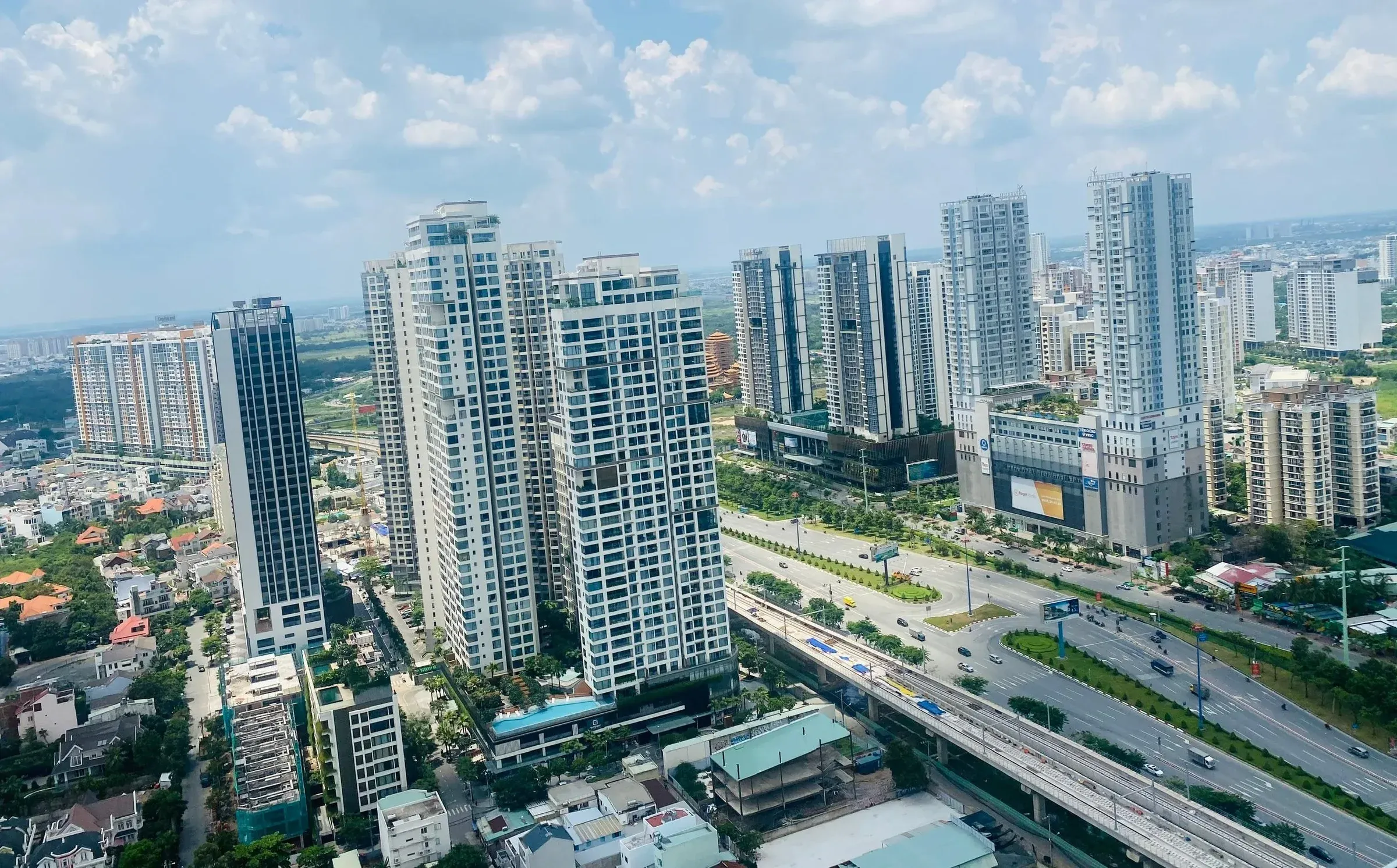 Bất động sản — nhóm chịu áp lực nặng nhất