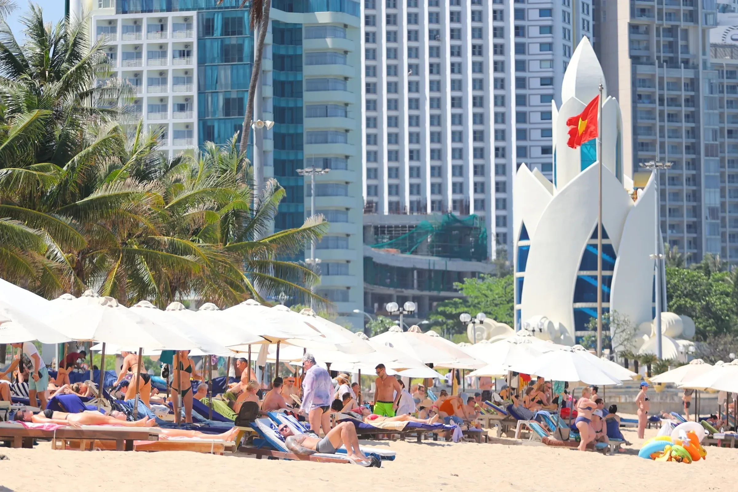 Khách quốc tế tại bãi biển Nha Trang: du lịch phục hồi từ nhiều thị trường