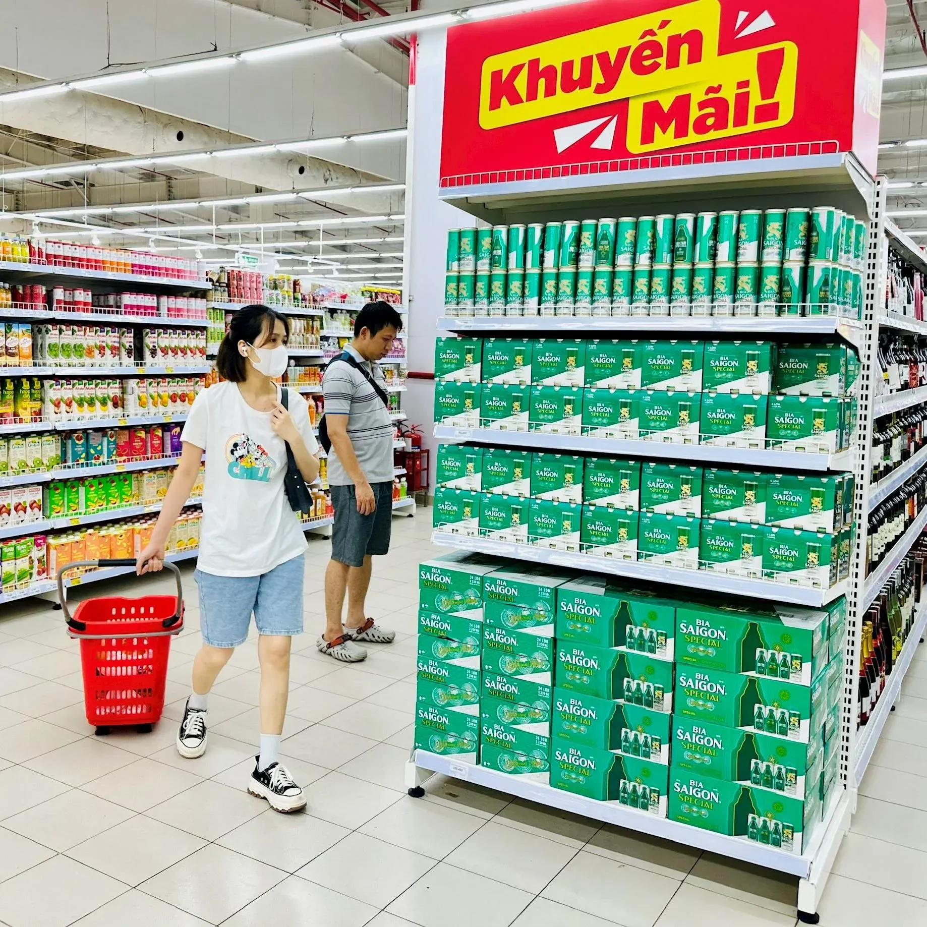 Kệ bia Saigon tại siêu thị: mảng bán hàng cốt lõi đang phục hồi