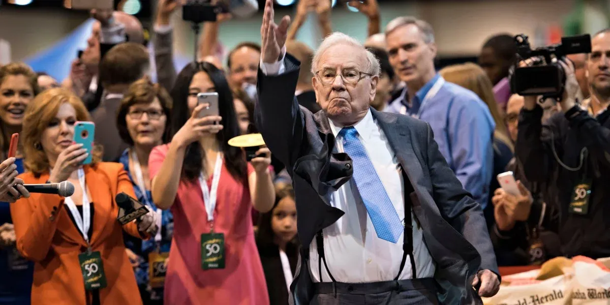 Warren Buffett tại cuộc họp cổ đông Berkshire, người đặt nền tảng triết lý đầu tư mà Greg Abel đang kế thừa