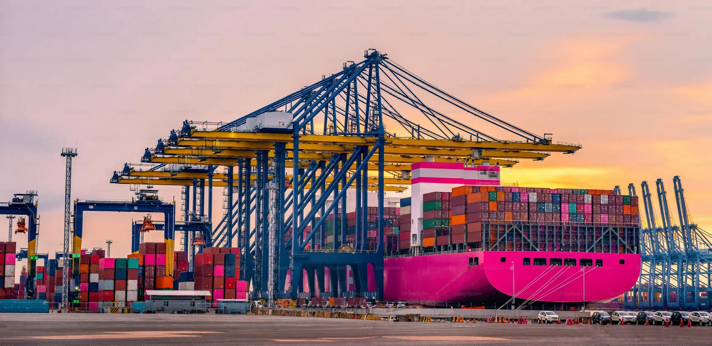 Cảng container nhộn nhịp tại Mỹ, nơi hàng hóa nhập khẩu đang chờ hoàn thuế