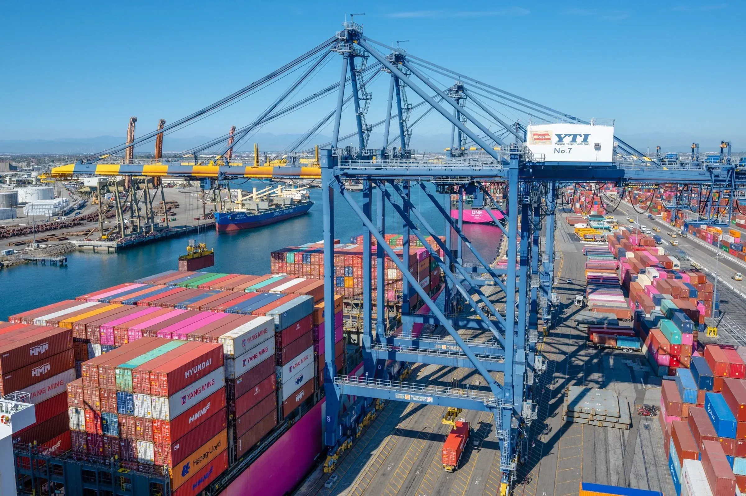 Cảng container Los Angeles — hải quan Mỹ vẫn thu thuế 10% bất chấp bản án CIT