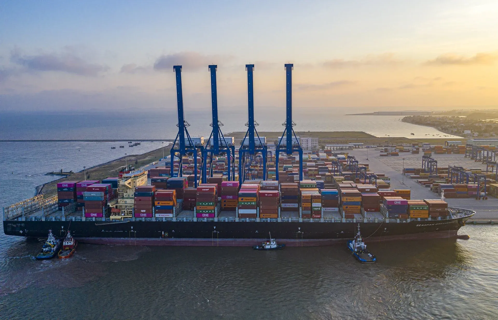 Cảng container nước sâu — hạ tầng logistics trong luận điểm đầu tư vào VSC