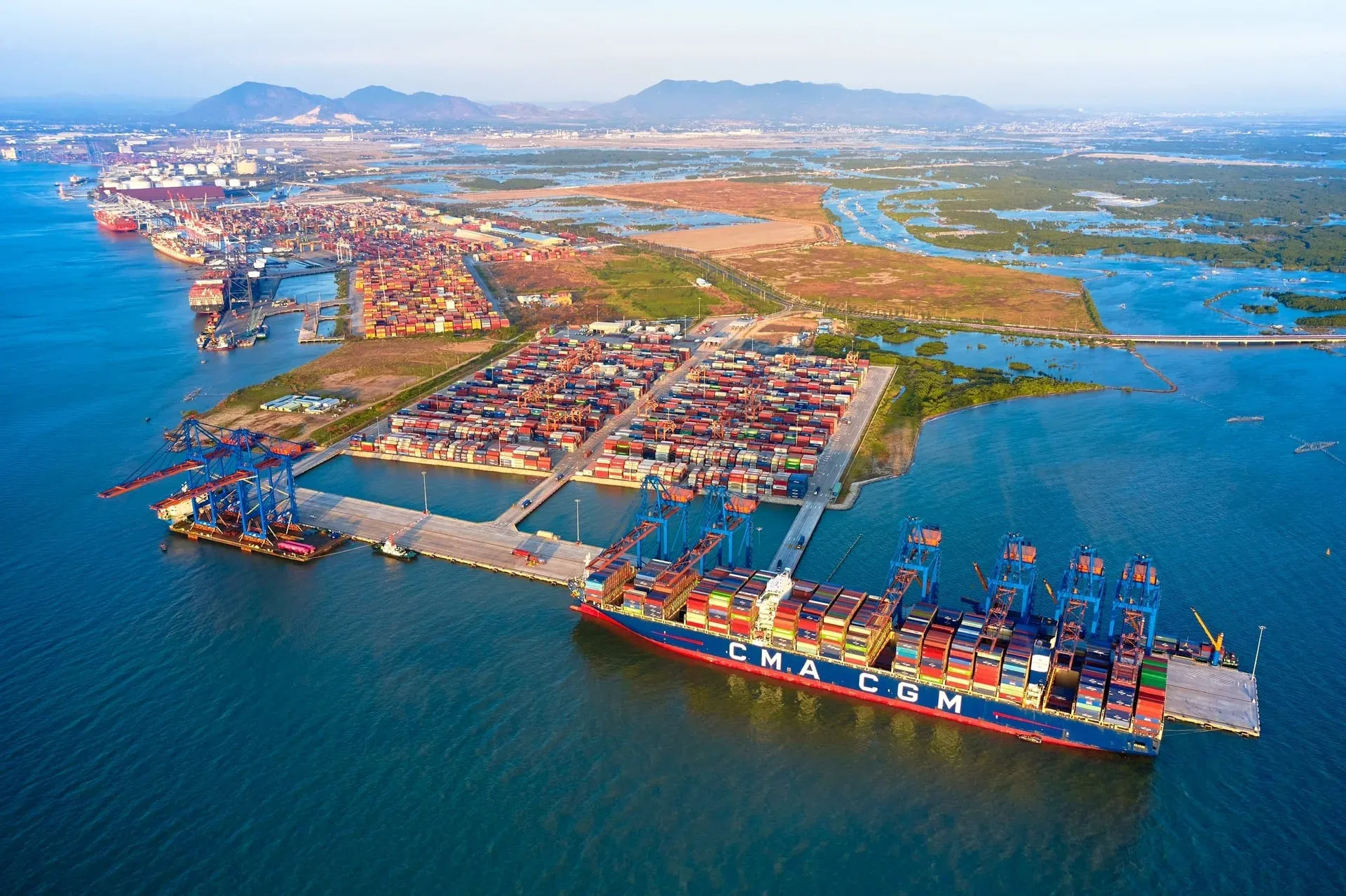 Cảng container, ảnh minh họa về logistics