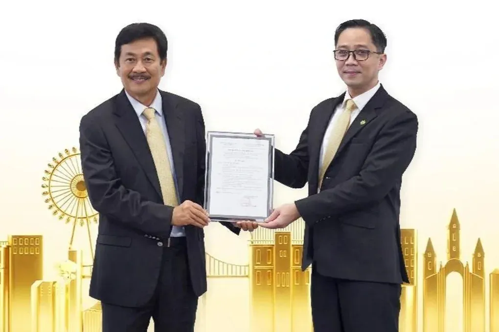 Ông Bùi Thành Nhơn (trái) trao quyết định bổ nhiệm cho ông Bùi Cao Nhật Quân (phải)