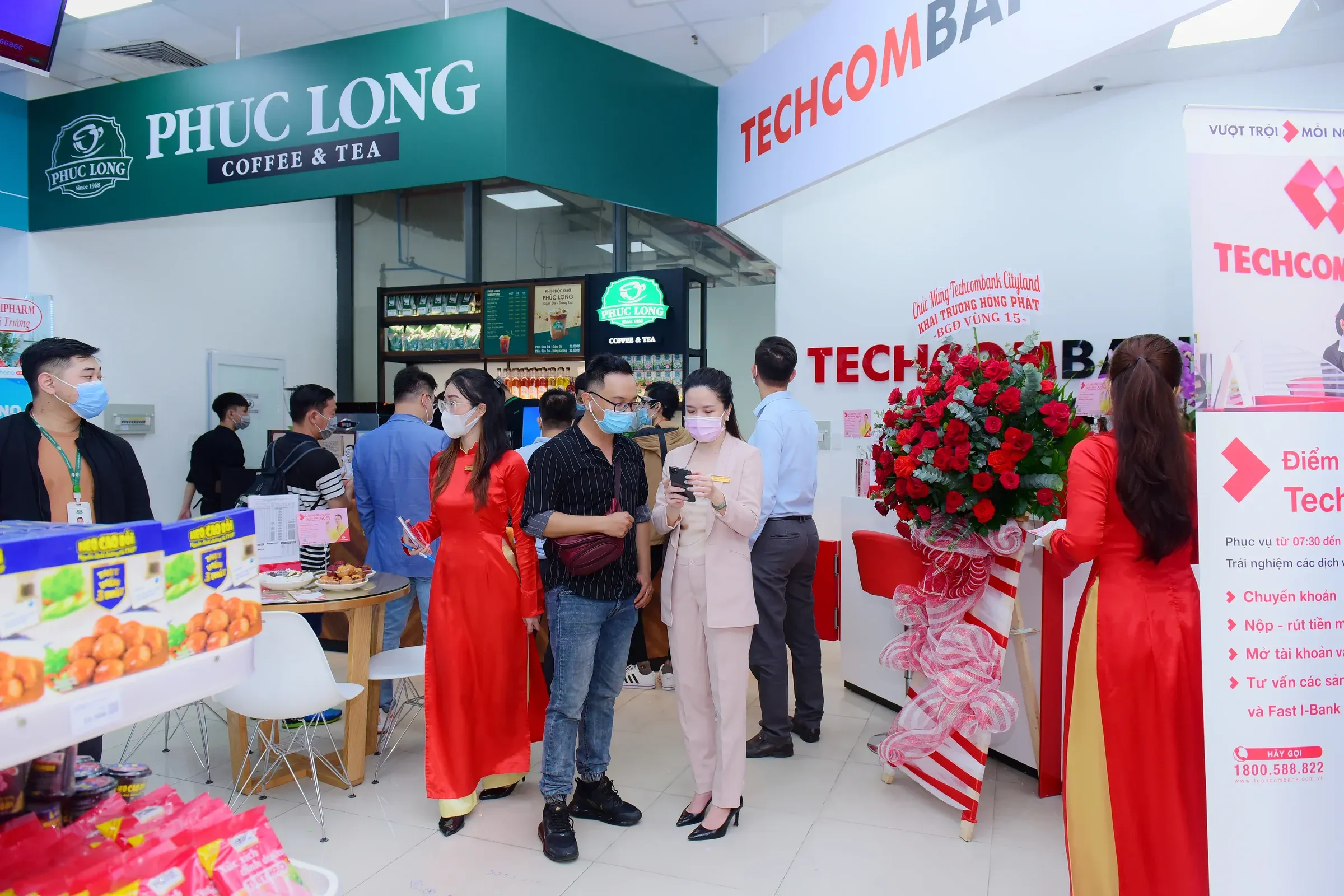 Quầy Phúc Long và điểm giao dịch Techcombank tích hợp trong cùng một cửa hàng